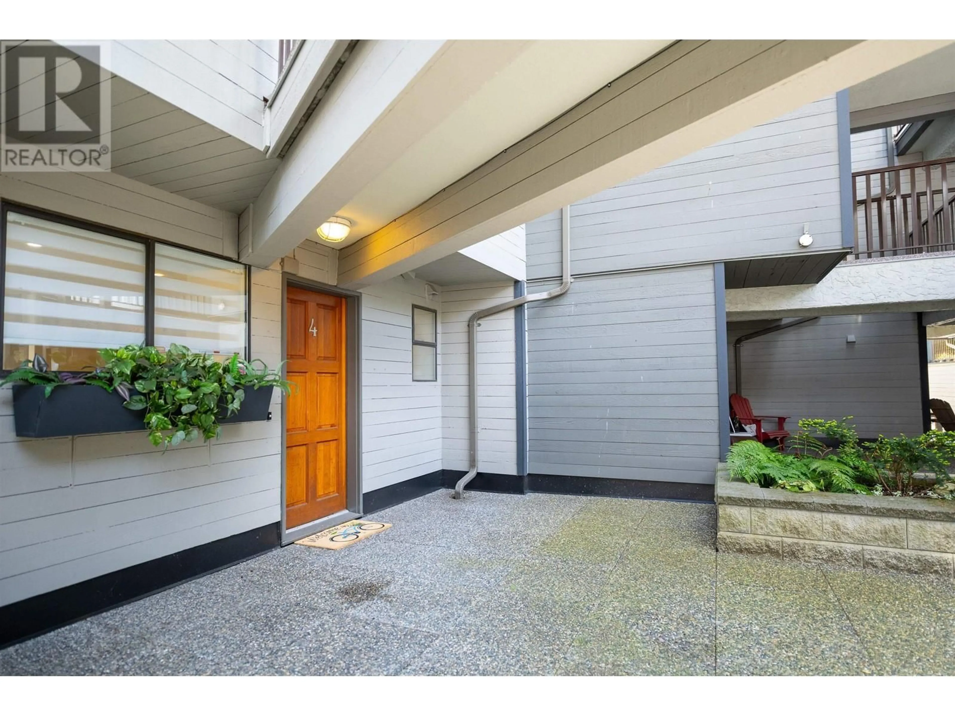 Indoor foyer for 4 - 2151 BANBURY ROAD, North Vancouver British Columbia V7G1W7
