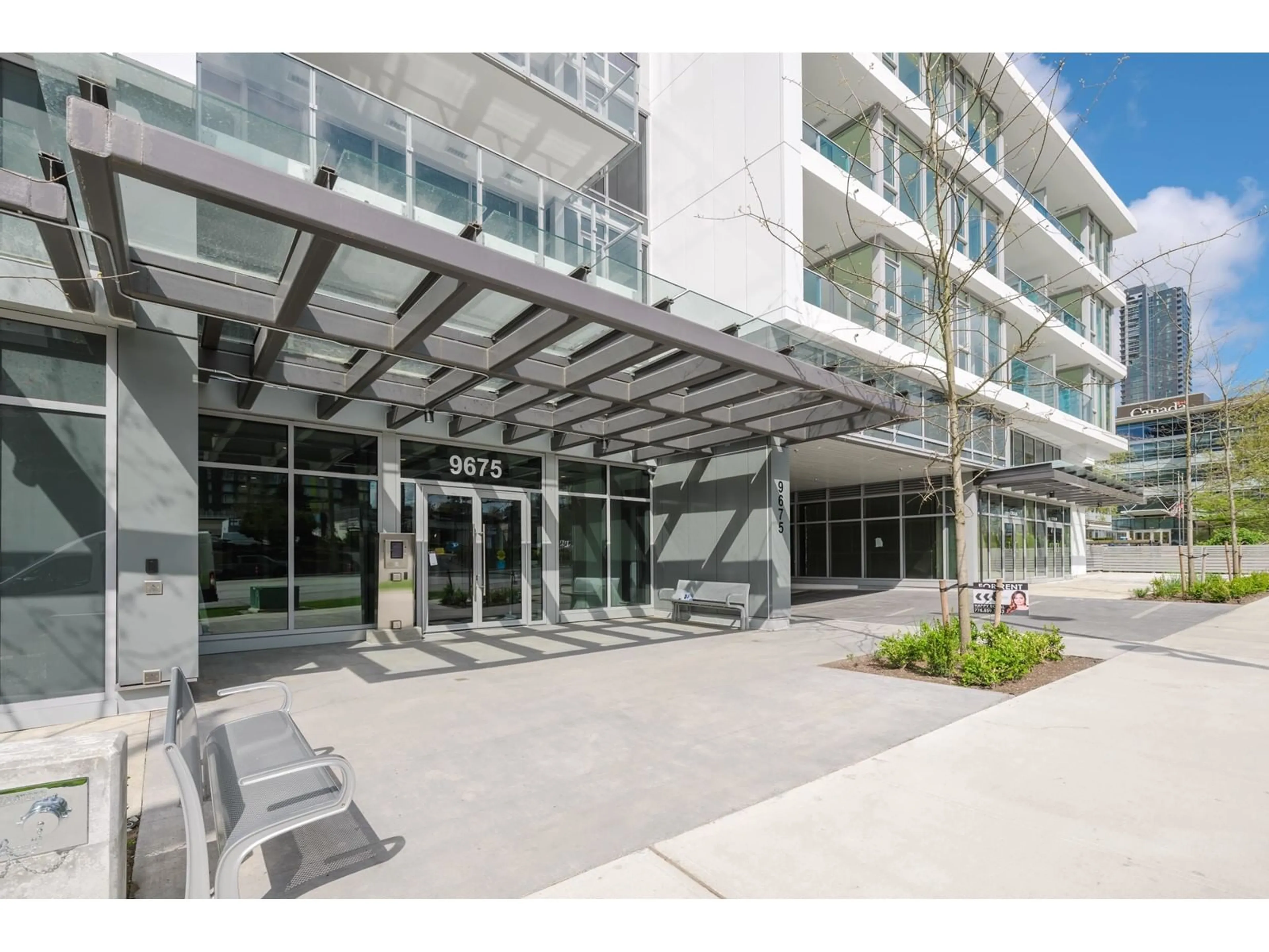 Indoor foyer for 809 - 9675 KING GEORGE, Surrey British Columbia V3T2V3