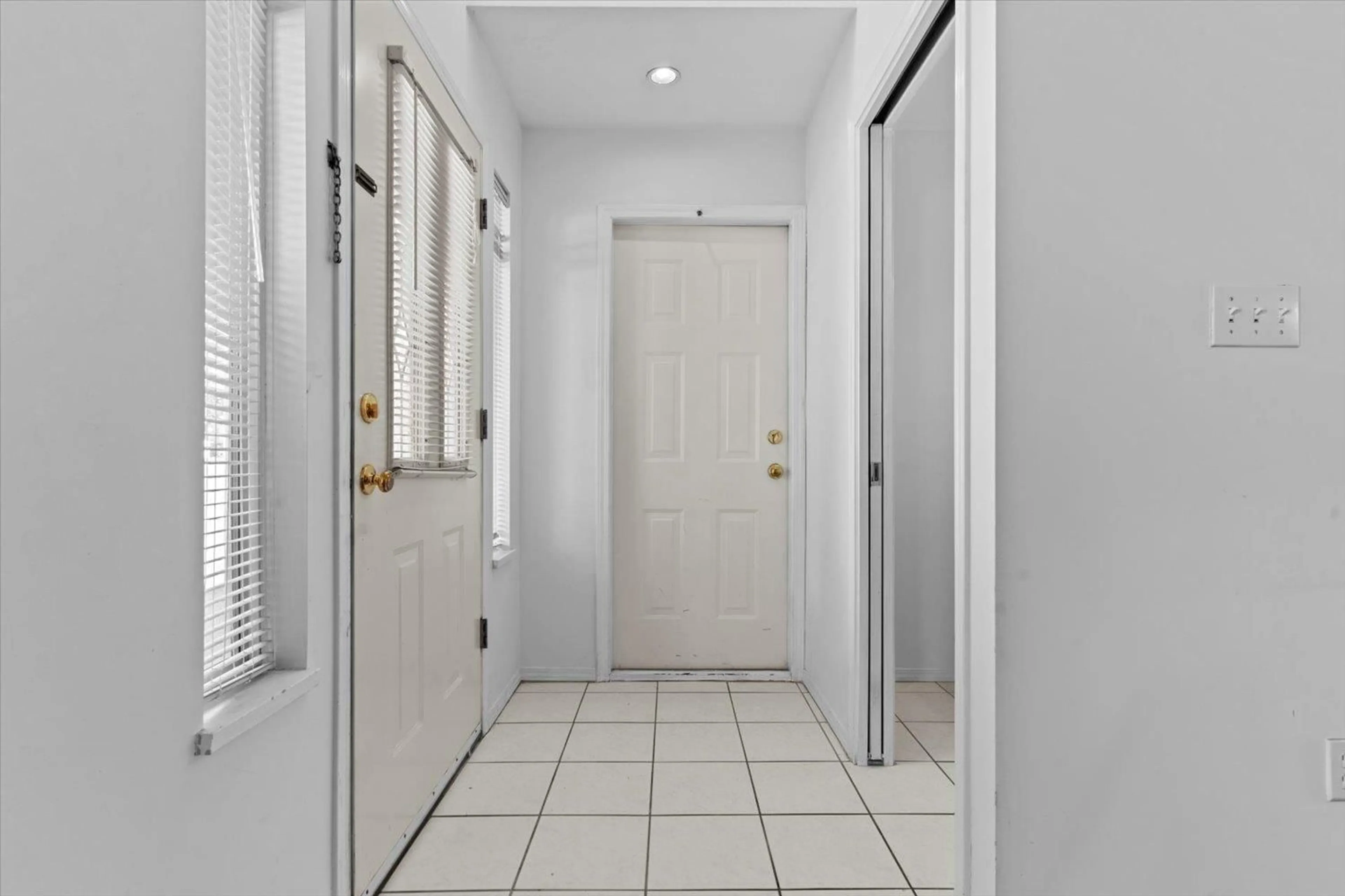 Indoor entryway for 32 - 32361 MCRAE, Mission British Columbia V2V4X7
