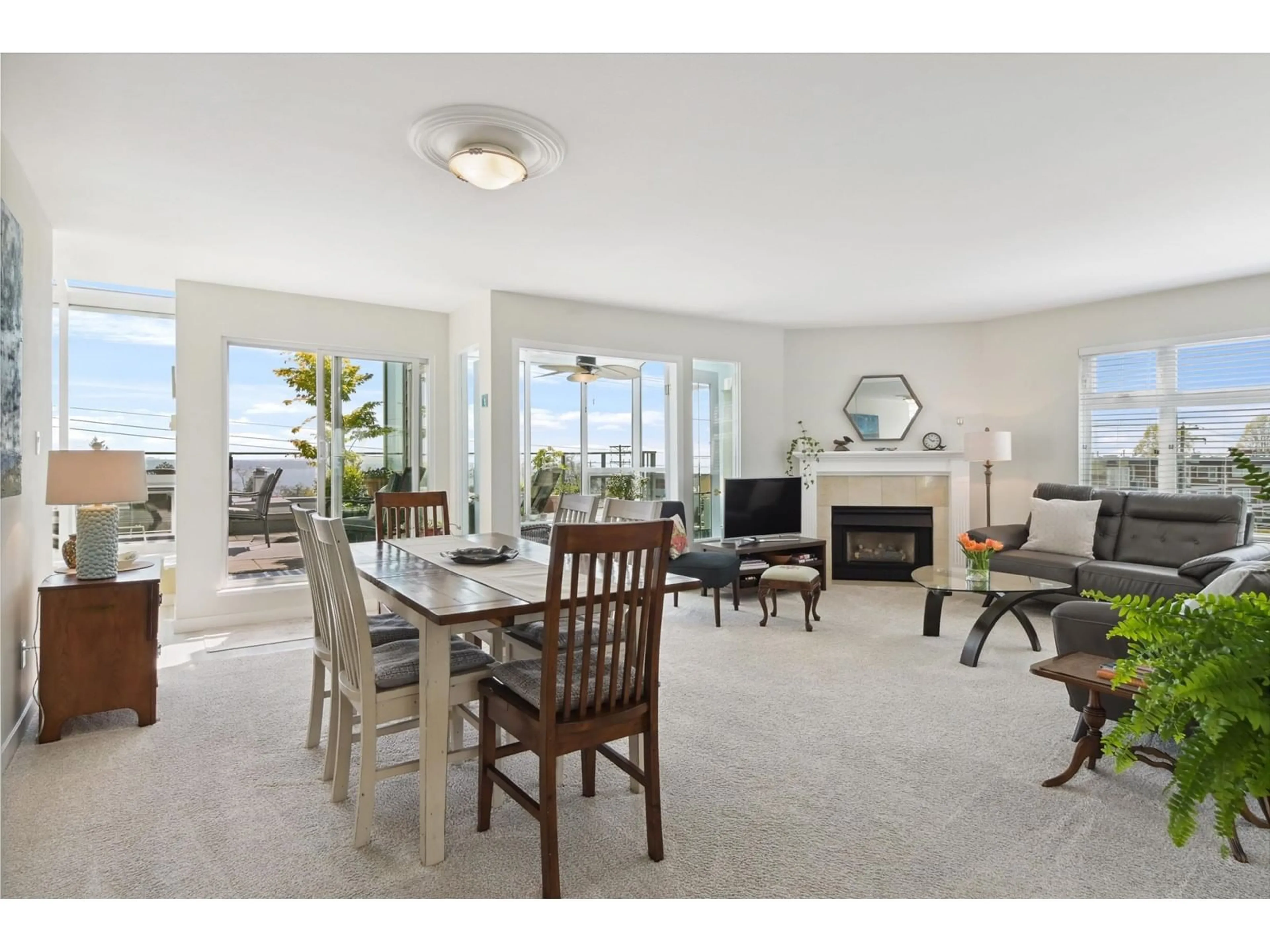 Living room with furniture, unknown for 402 - 1220 FIR, White Rock British Columbia V4B4B1