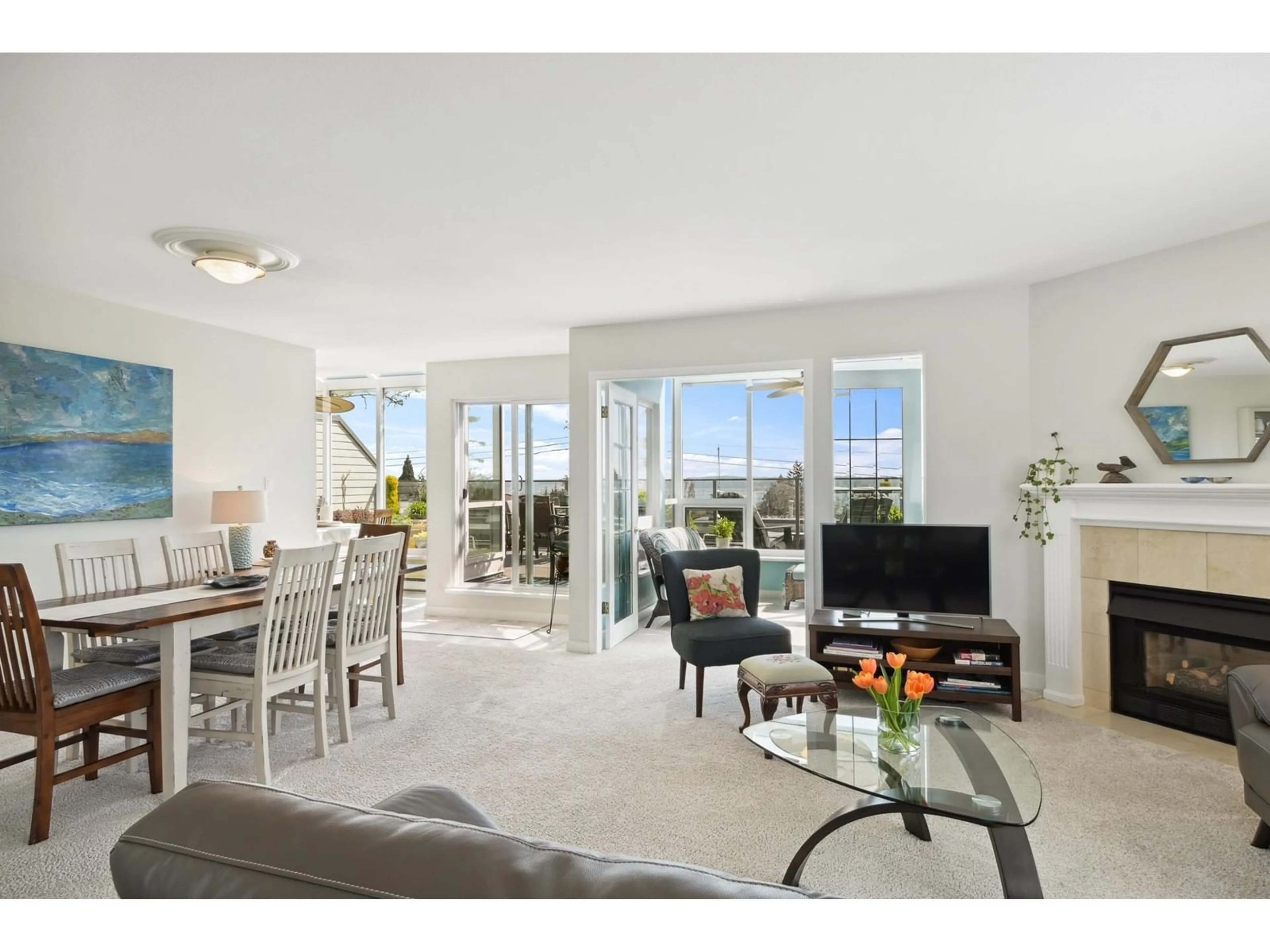 Living room with furniture, unknown for 402 - 1220 FIR, White Rock British Columbia V4B4B1