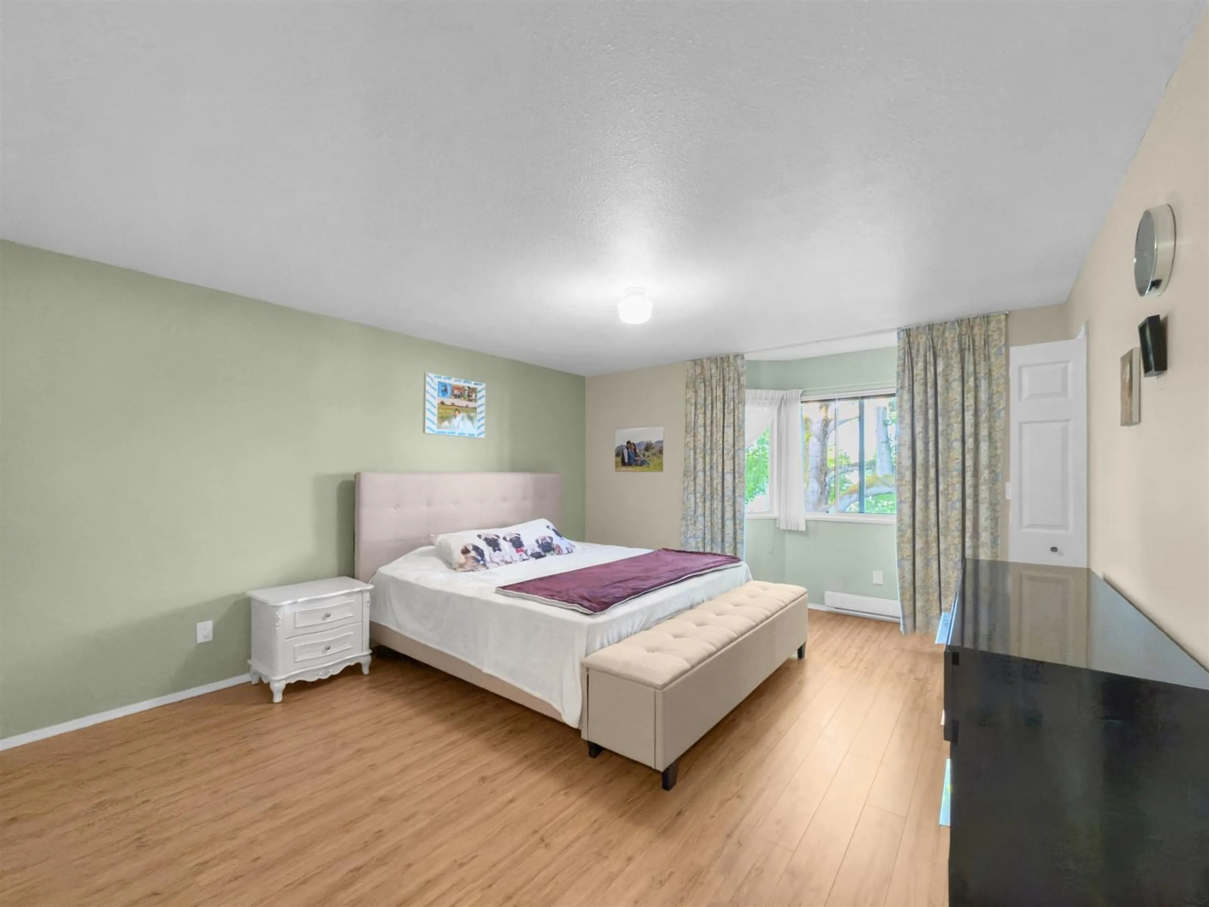 Bedroom with bed, wood/laminate floor for 34 - 9265 122, Surrey British Columbia V3V7R4