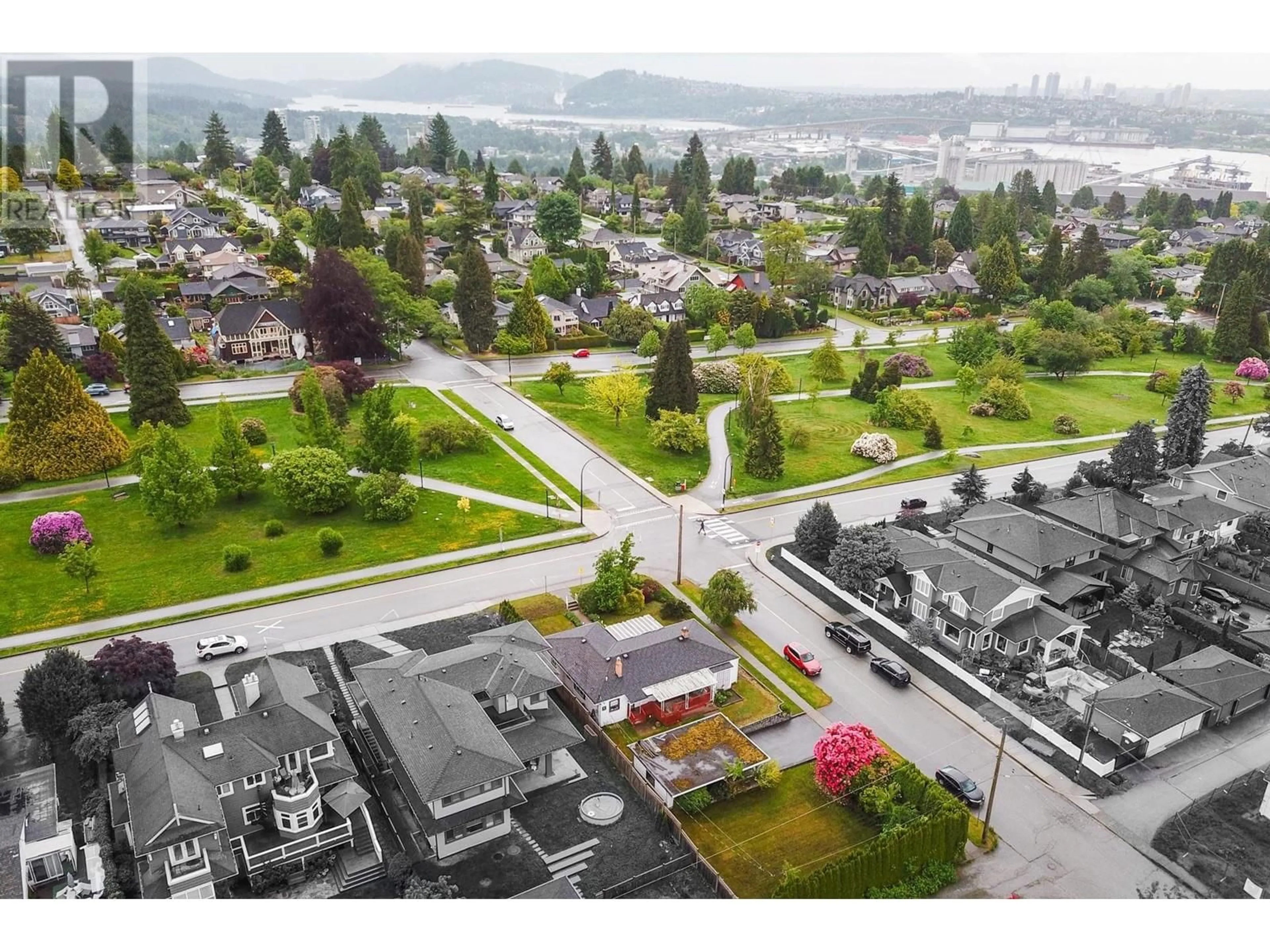 A pic from outside/outdoor area/front of a property/back of a property/a pic from drone, street for 905 GRAND BOULEVARD, North Vancouver British Columbia V7L3W7