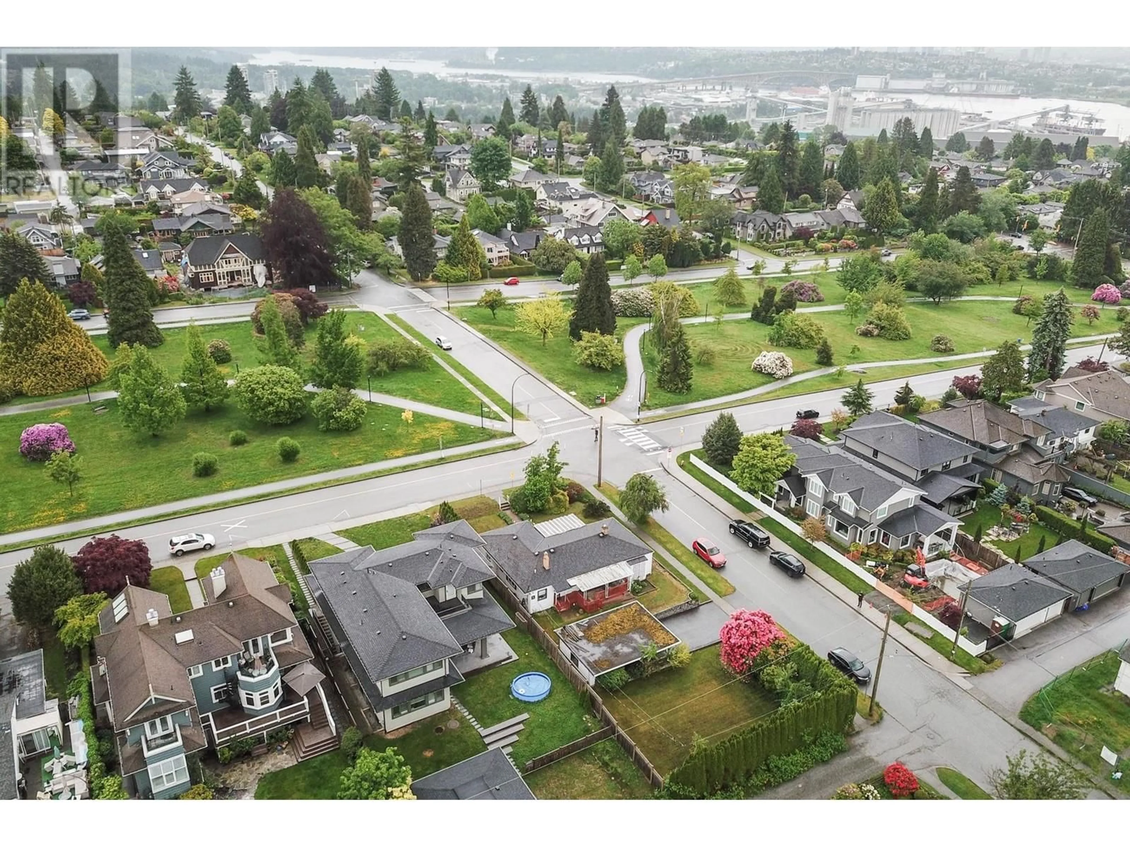 A pic from outside/outdoor area/front of a property/back of a property/a pic from drone, street for 905 GRAND BOULEVARD, North Vancouver British Columbia V7L3W7