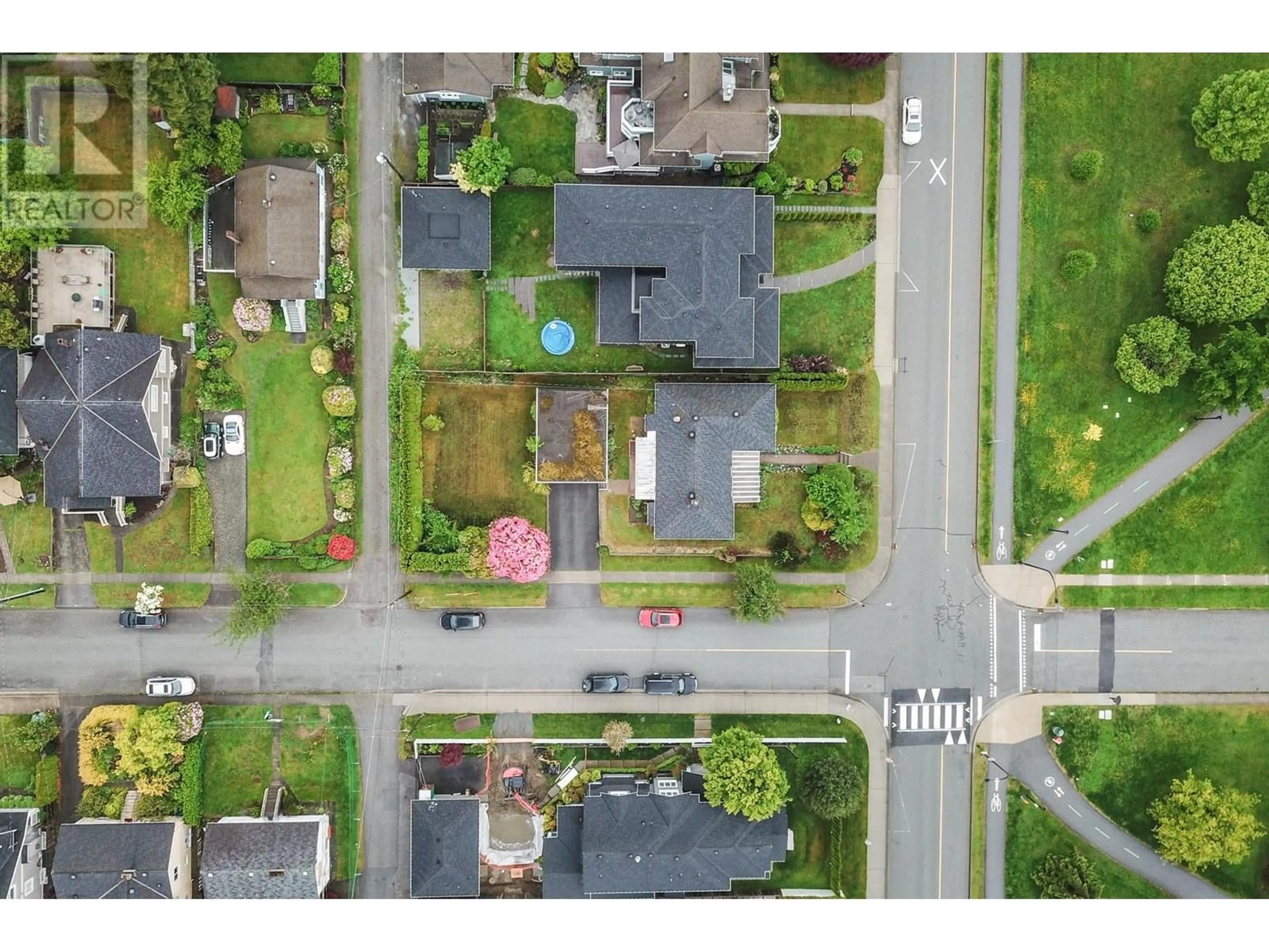 A pic from outside/outdoor area/front of a property/back of a property/a pic from drone, street for 905 GRAND BOULEVARD, North Vancouver British Columbia V7L3W7