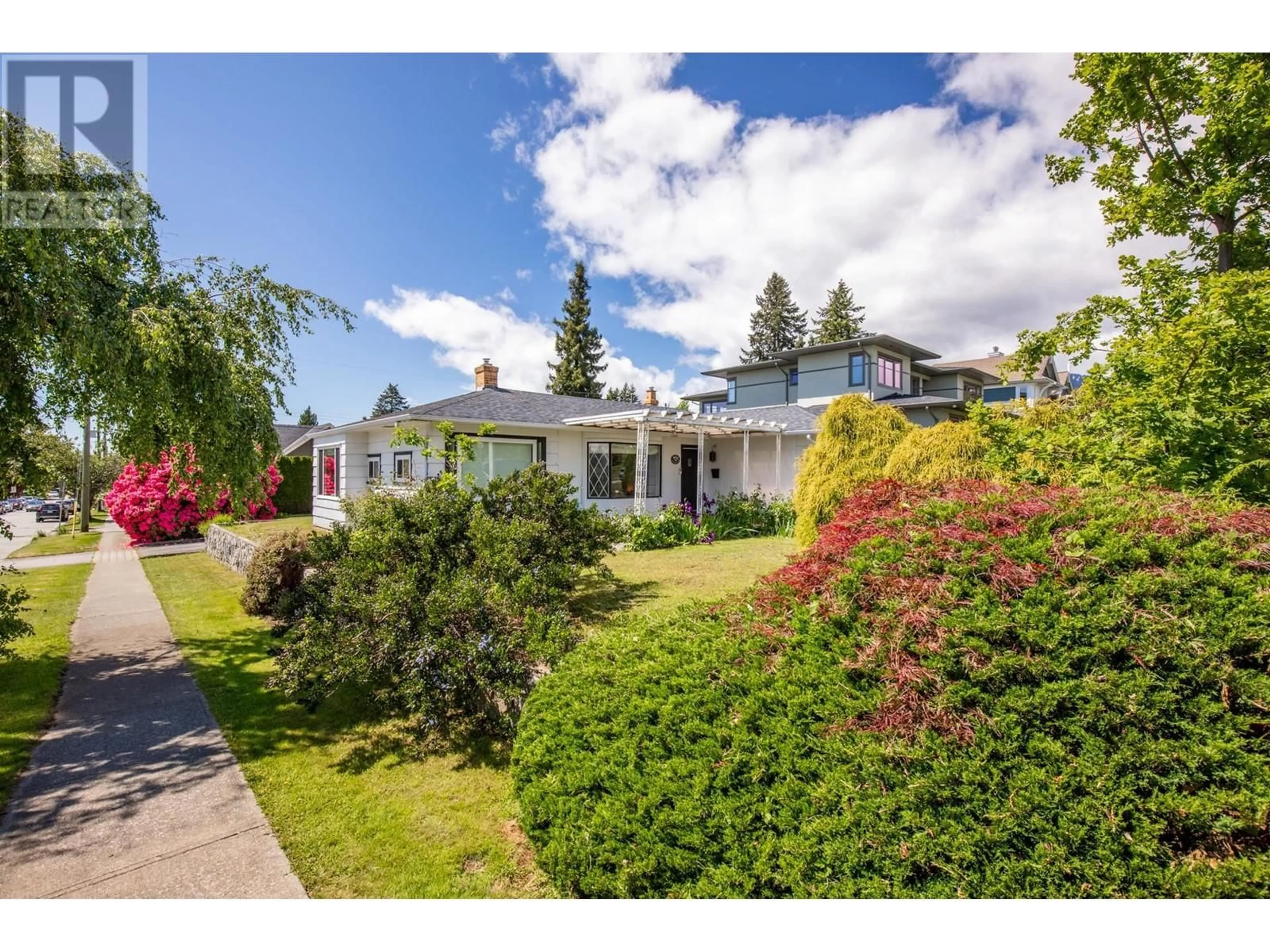 A pic from outside/outdoor area/front of a property/back of a property/a pic from drone, street for 905 GRAND BOULEVARD, North Vancouver British Columbia V7L3W7