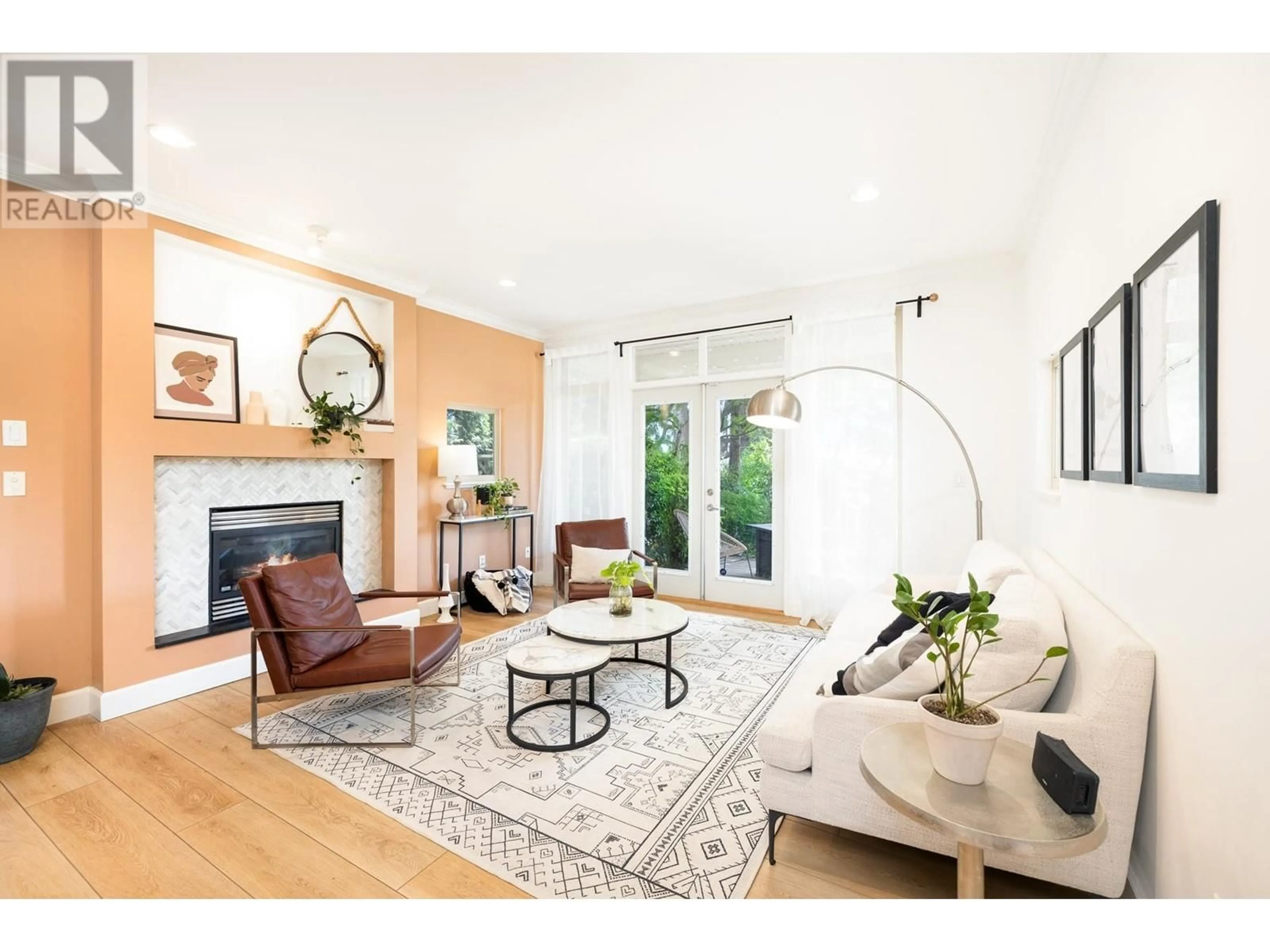 Living room with furniture, wood/laminate floor for 790 KEITH ROAD, North Vancouver British Columbia V7L1W7