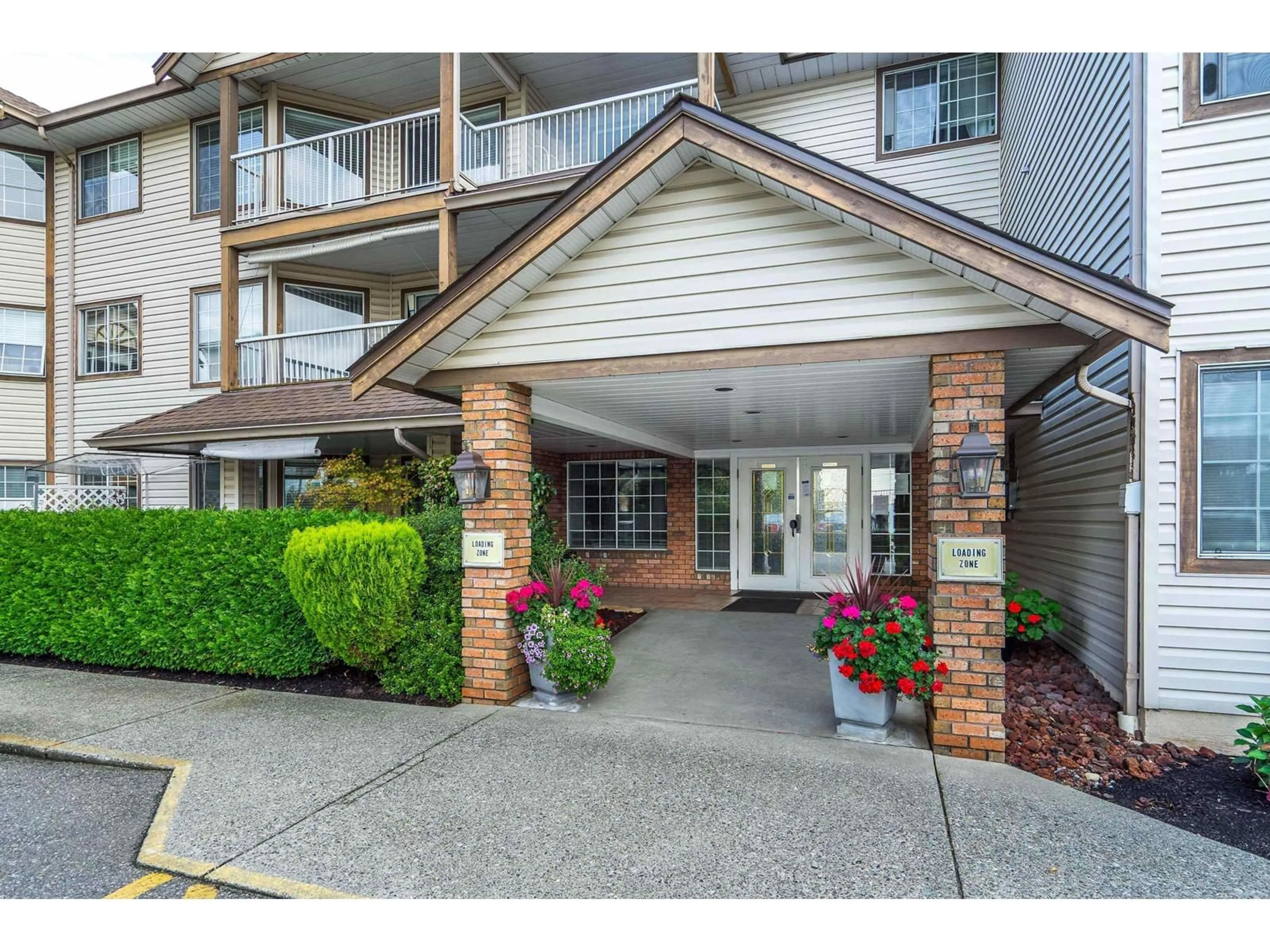 Indoor foyer for 209 - 32145 OLD YALE, Abbotsford British Columbia V2T2C8
