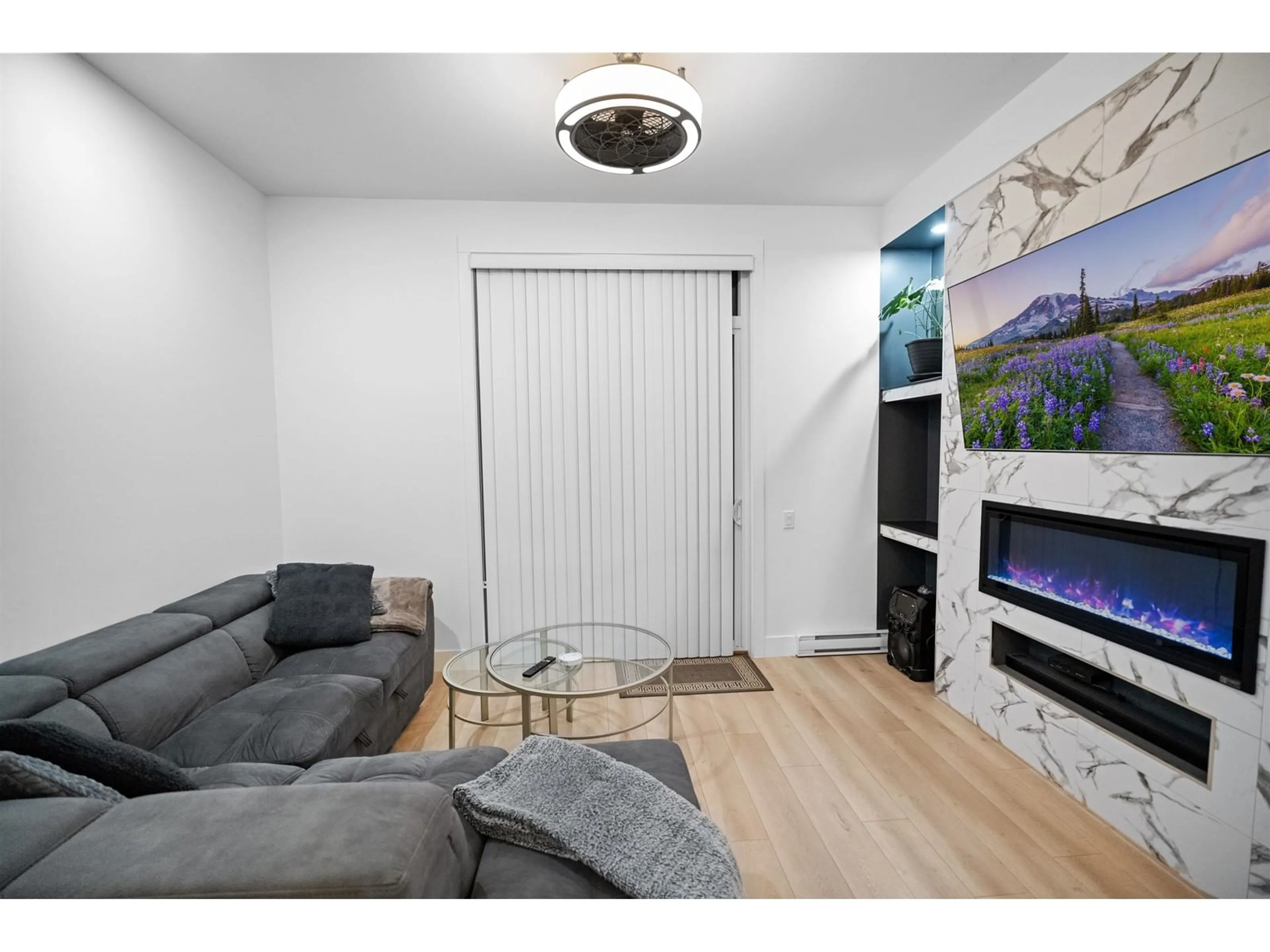 Living room with furniture, wood/laminate floor for 57 - 2838 LIVINGSTONE, Abbotsford British Columbia V2T0J1