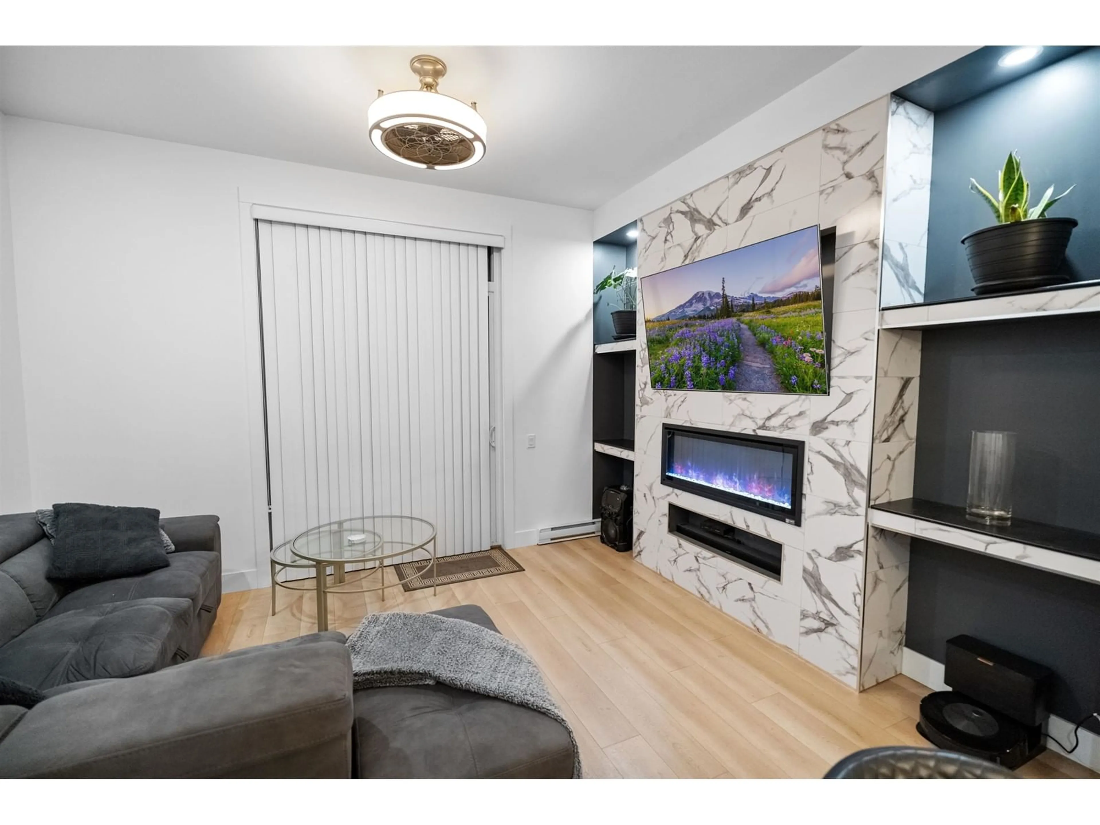 Living room with furniture, wood/laminate floor for 57 - 2838 LIVINGSTONE, Abbotsford British Columbia V2T0J1
