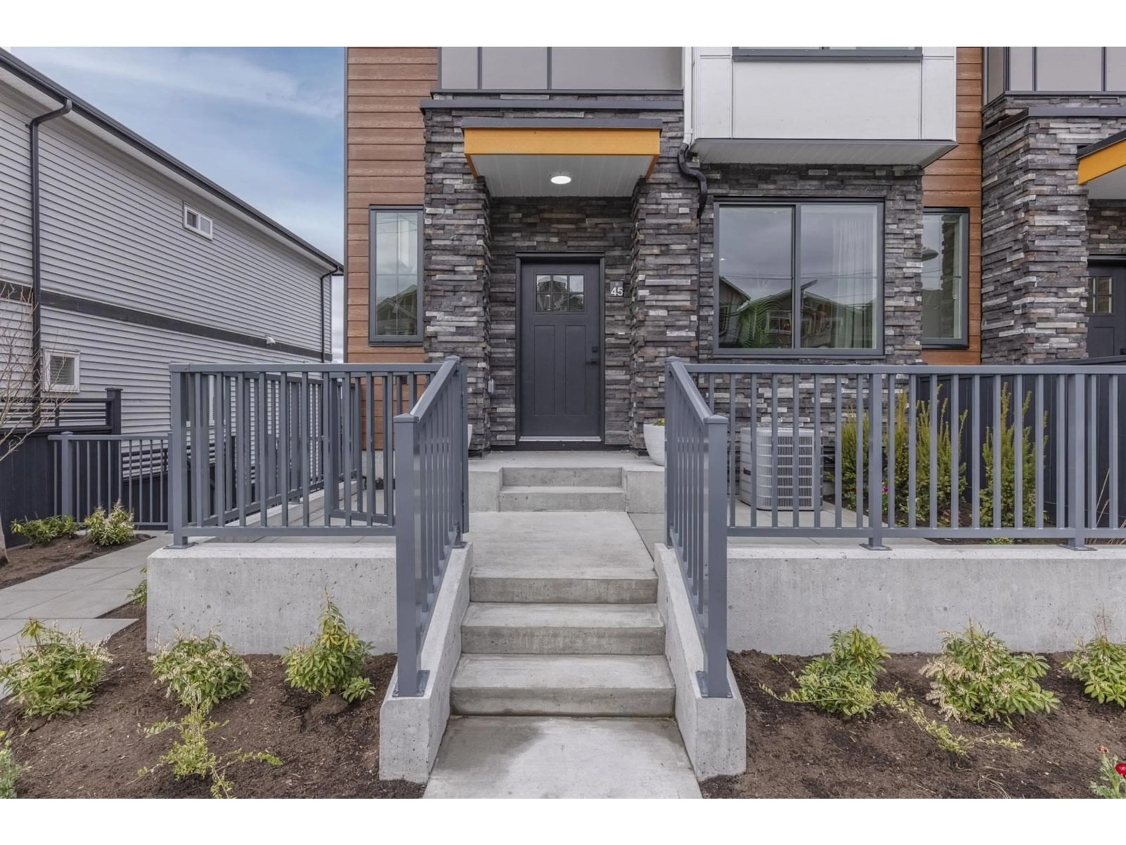 Indoor entryway for 39 - 6035 141, Surrey British Columbia V3X0G1