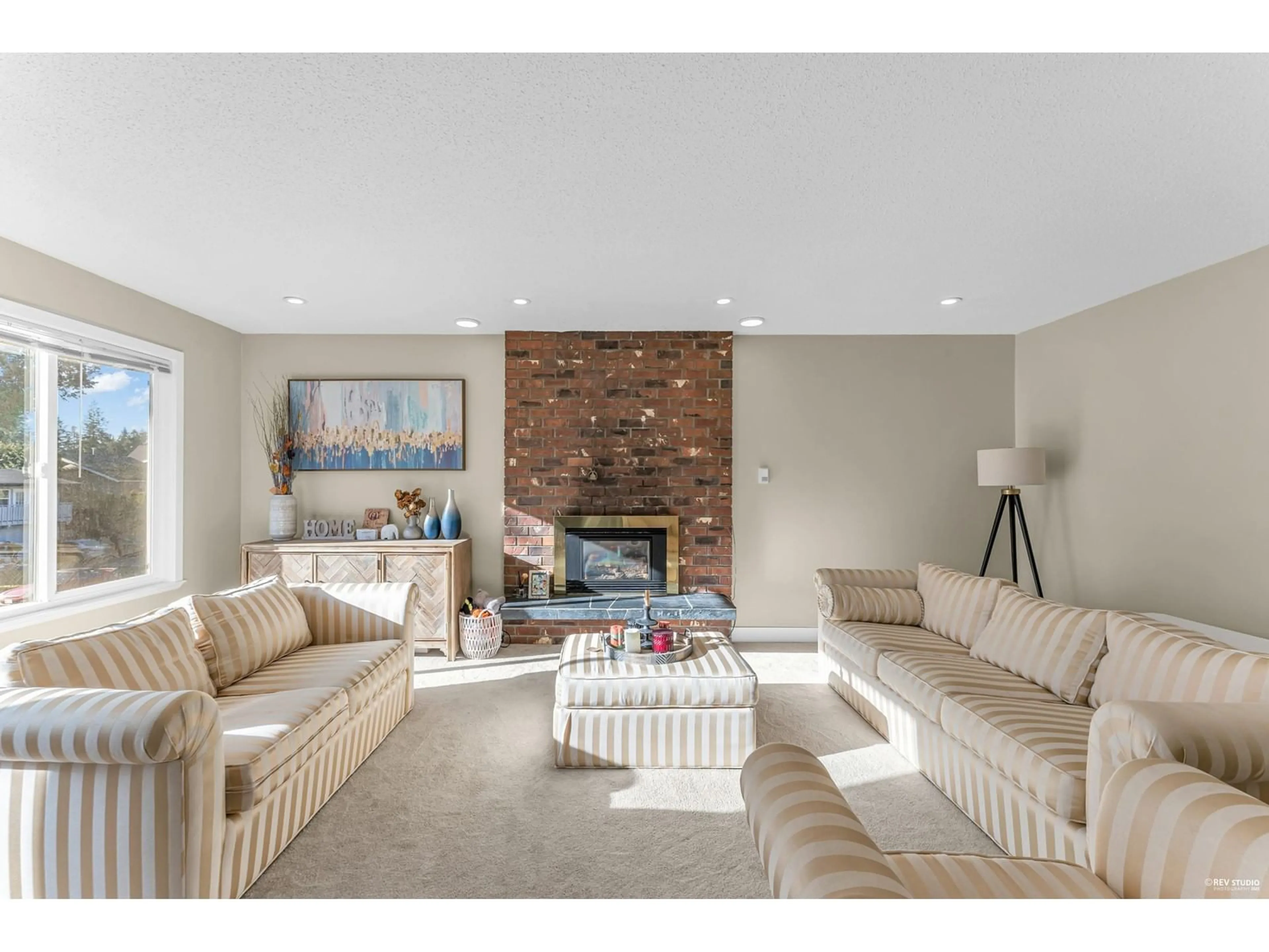 Living room with furniture, unknown for 14717 16A, Surrey British Columbia V4A5M6