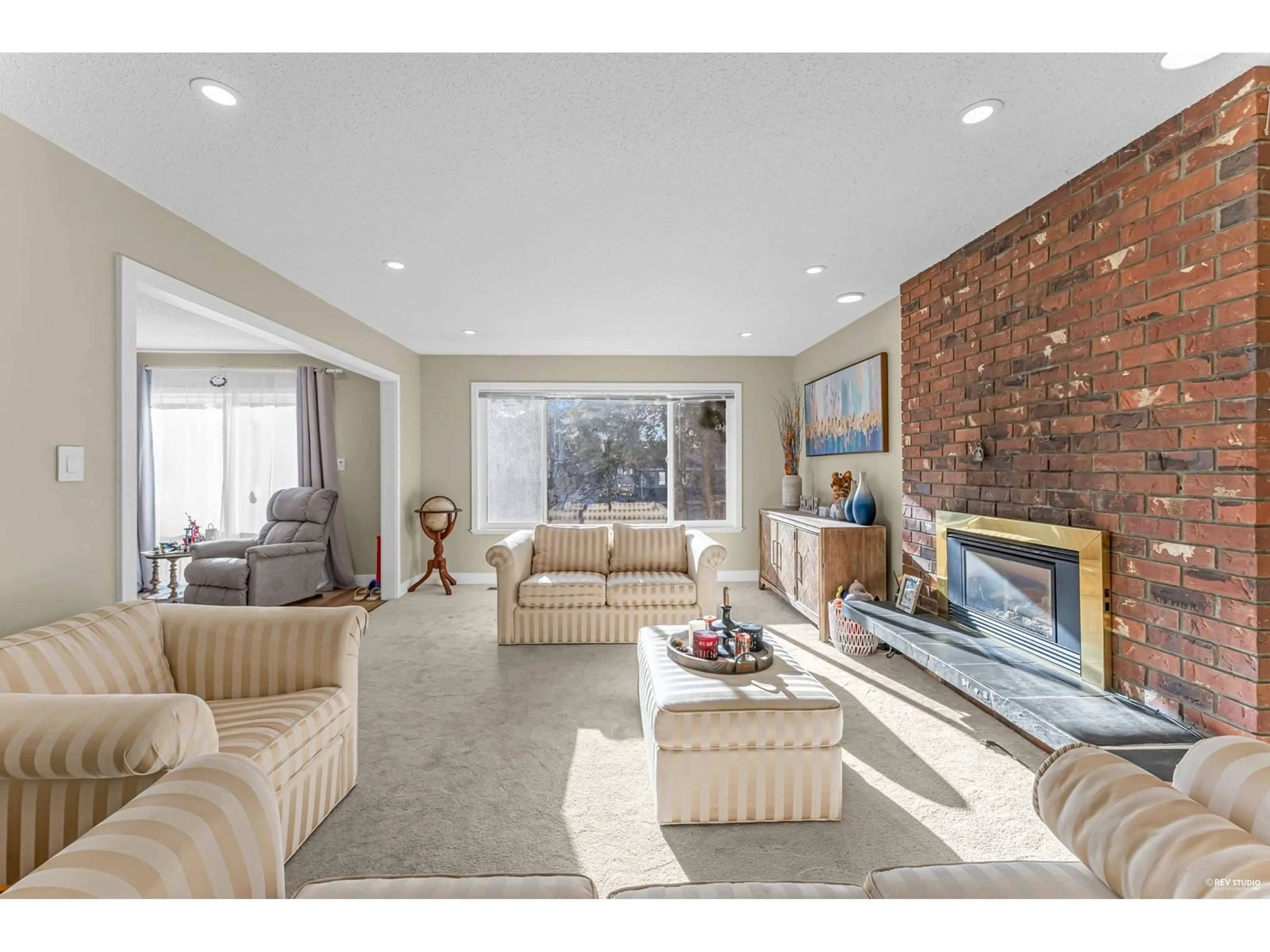 Living room with furniture, unknown for 14717 16A, Surrey British Columbia V4A5M6