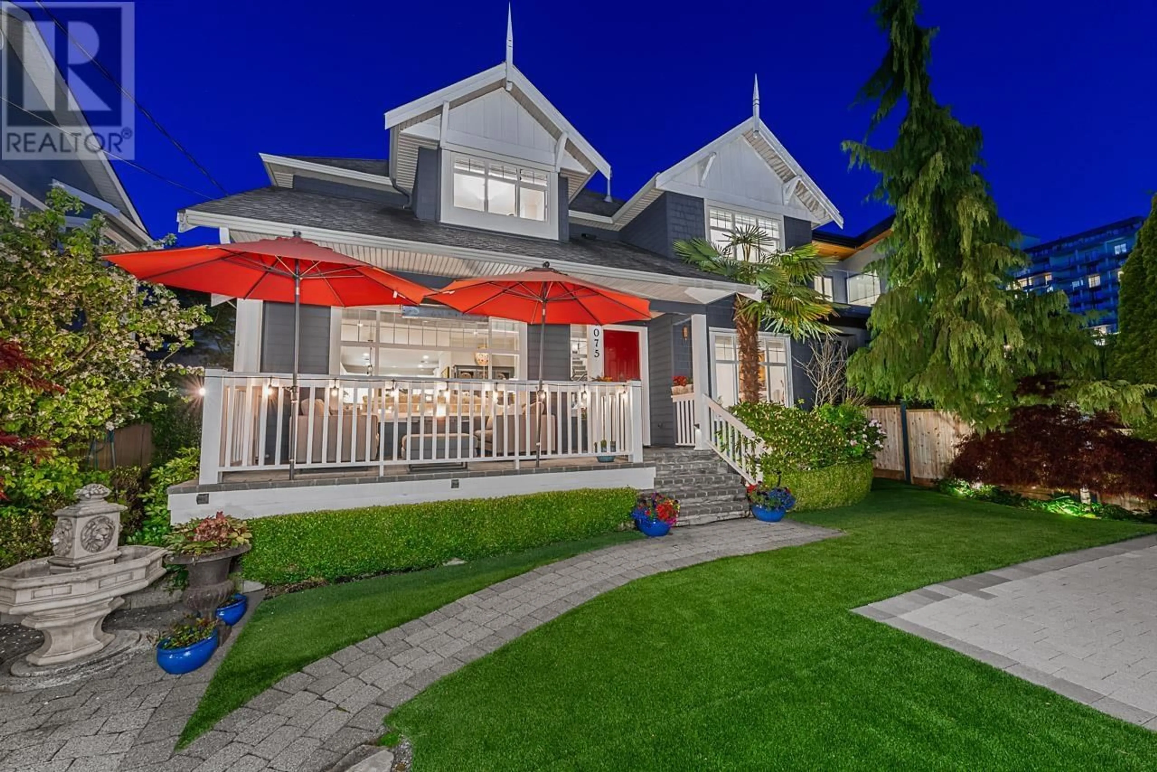 Patio, street for 1075 ESPLANADE AVENUE, West Vancouver British Columbia V7T1G2