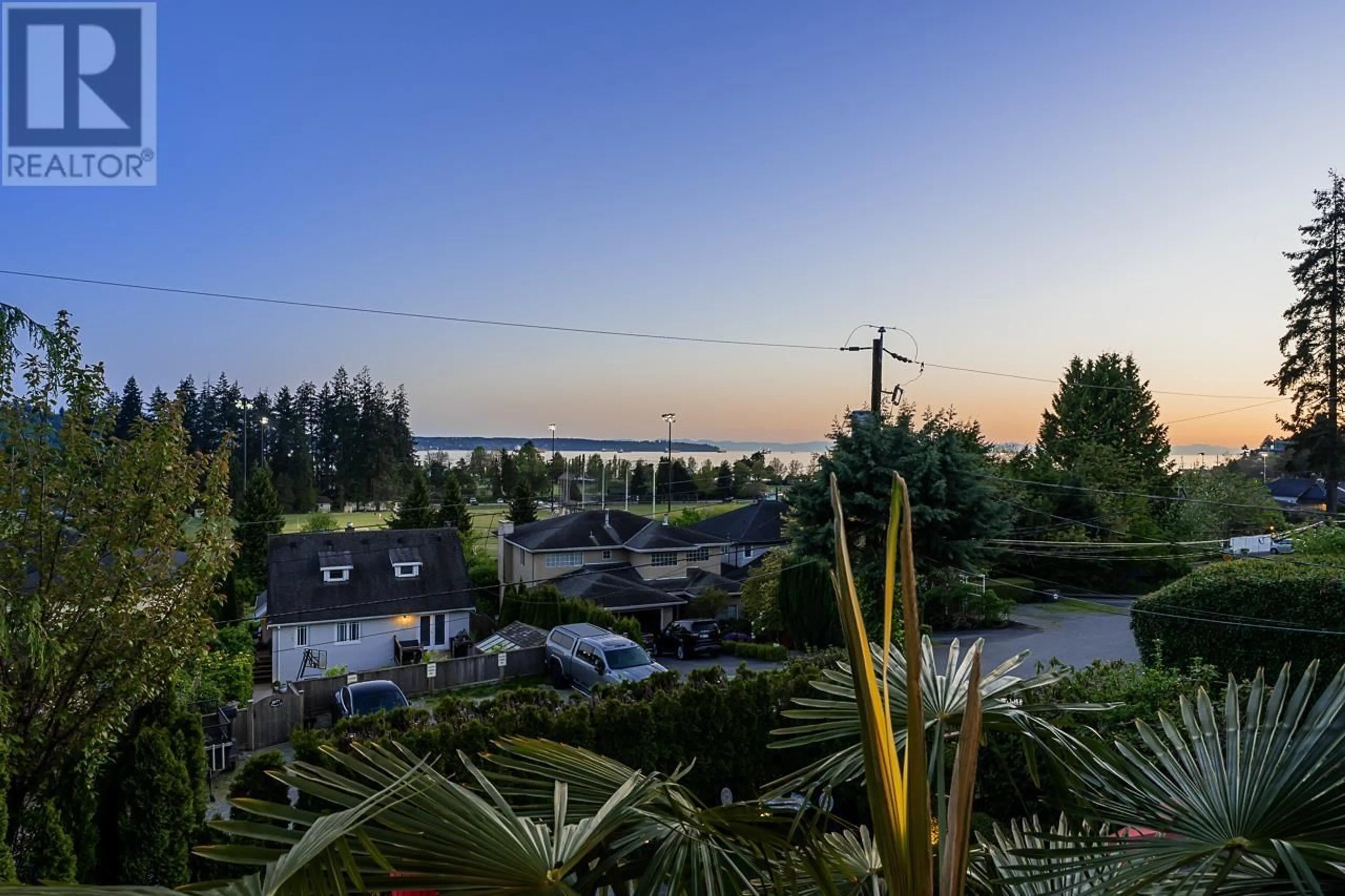 A pic from outside/outdoor area/front of a property/back of a property/a pic from drone, water/lake/river/ocean view for 1075 ESPLANADE AVENUE, West Vancouver British Columbia V7T1G2