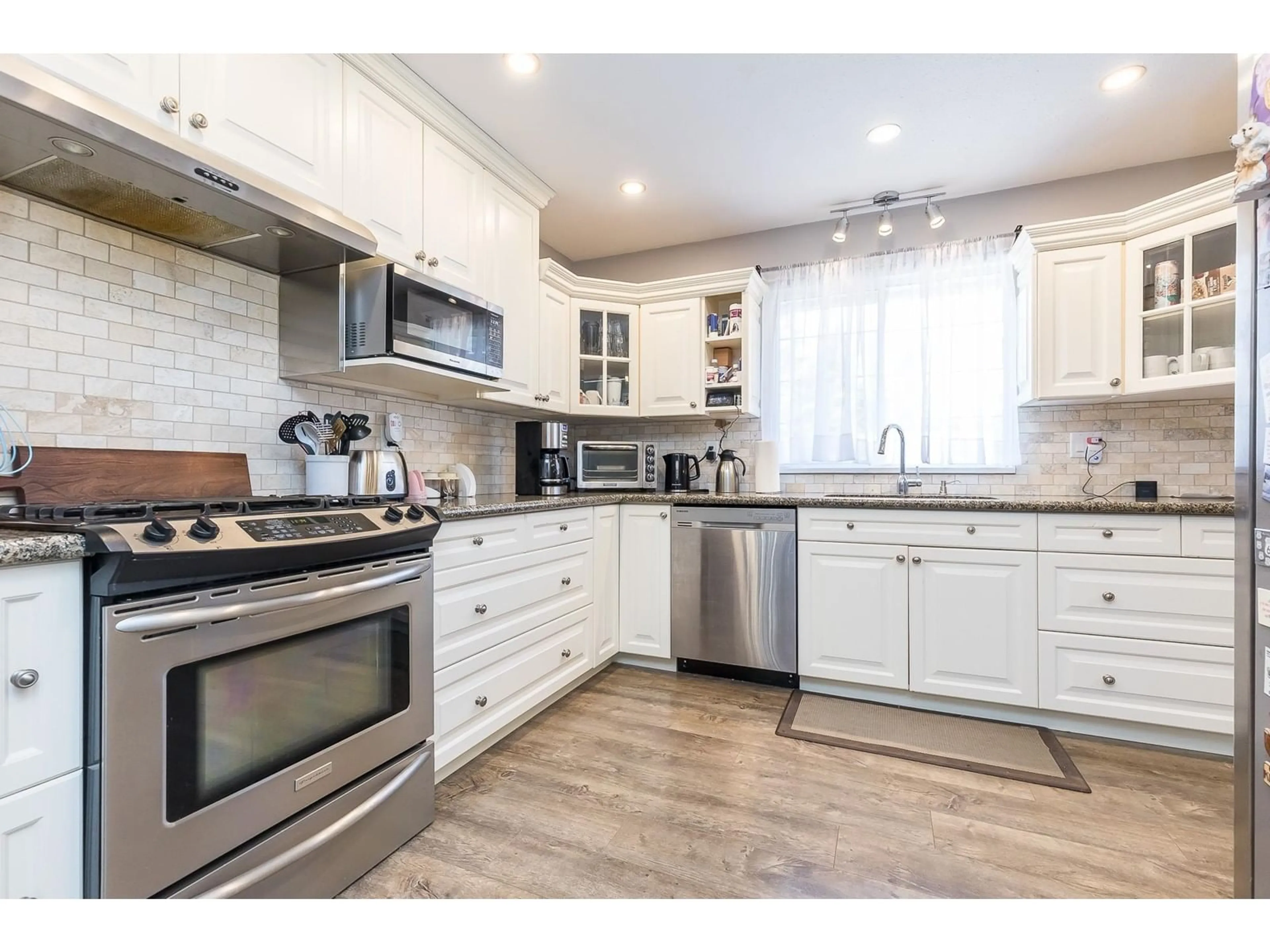 Open concept kitchen, unknown for 7938 FINCH, Mission British Columbia V2V6J8