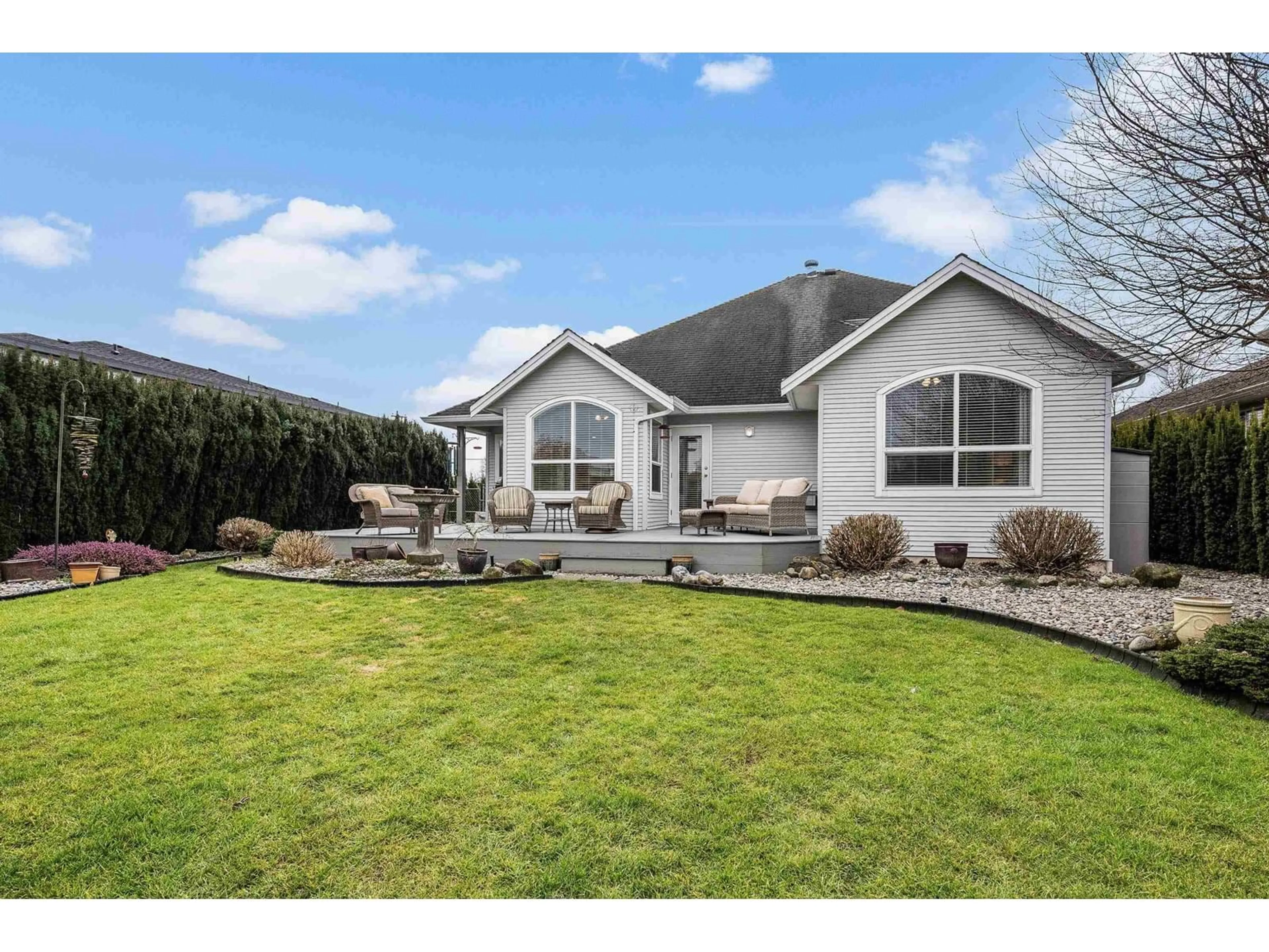 Home with vinyl exterior material, unknown for 27045 24, Langley British Columbia V4W3Y9