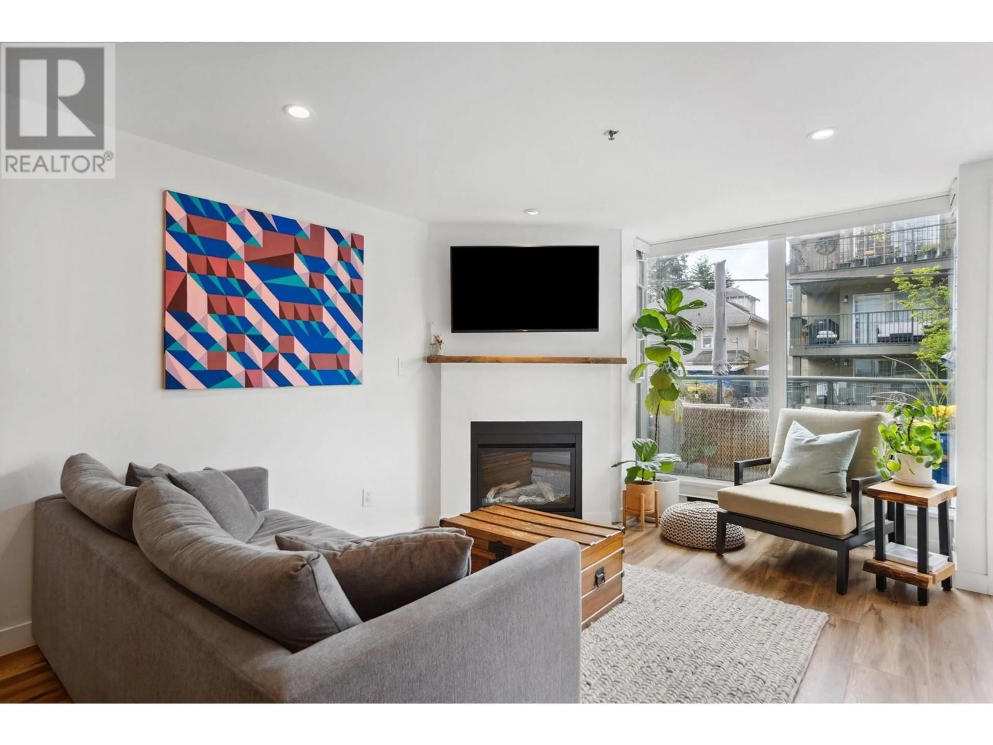 Living room with furniture, wood/laminate floor for 3011 LAUREL STREET, Vancouver British Columbia V5Z3T6