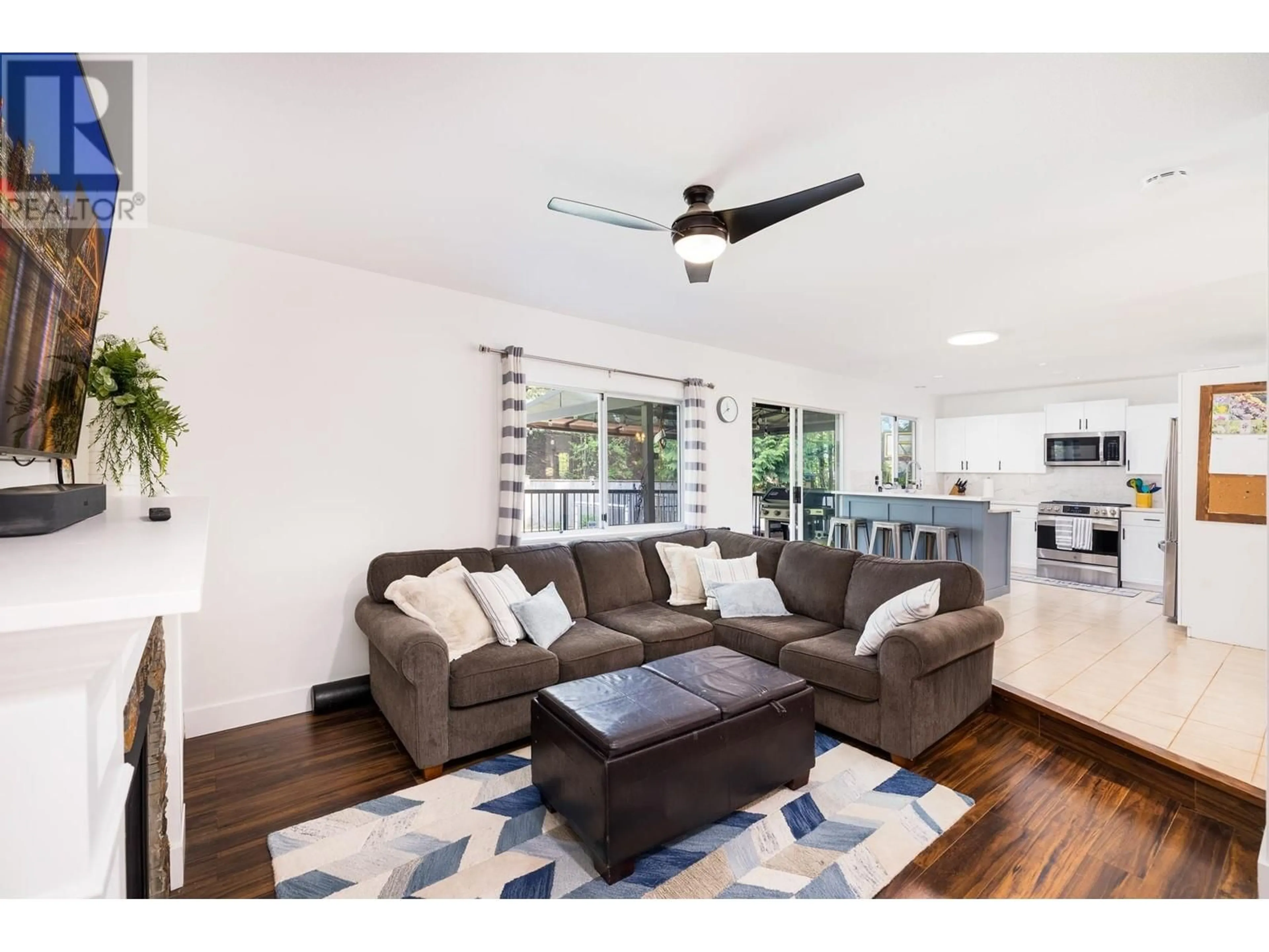 Living room with furniture, wood/laminate floor for 1491 PERCY COURT, North Vancouver British Columbia V7G2P4