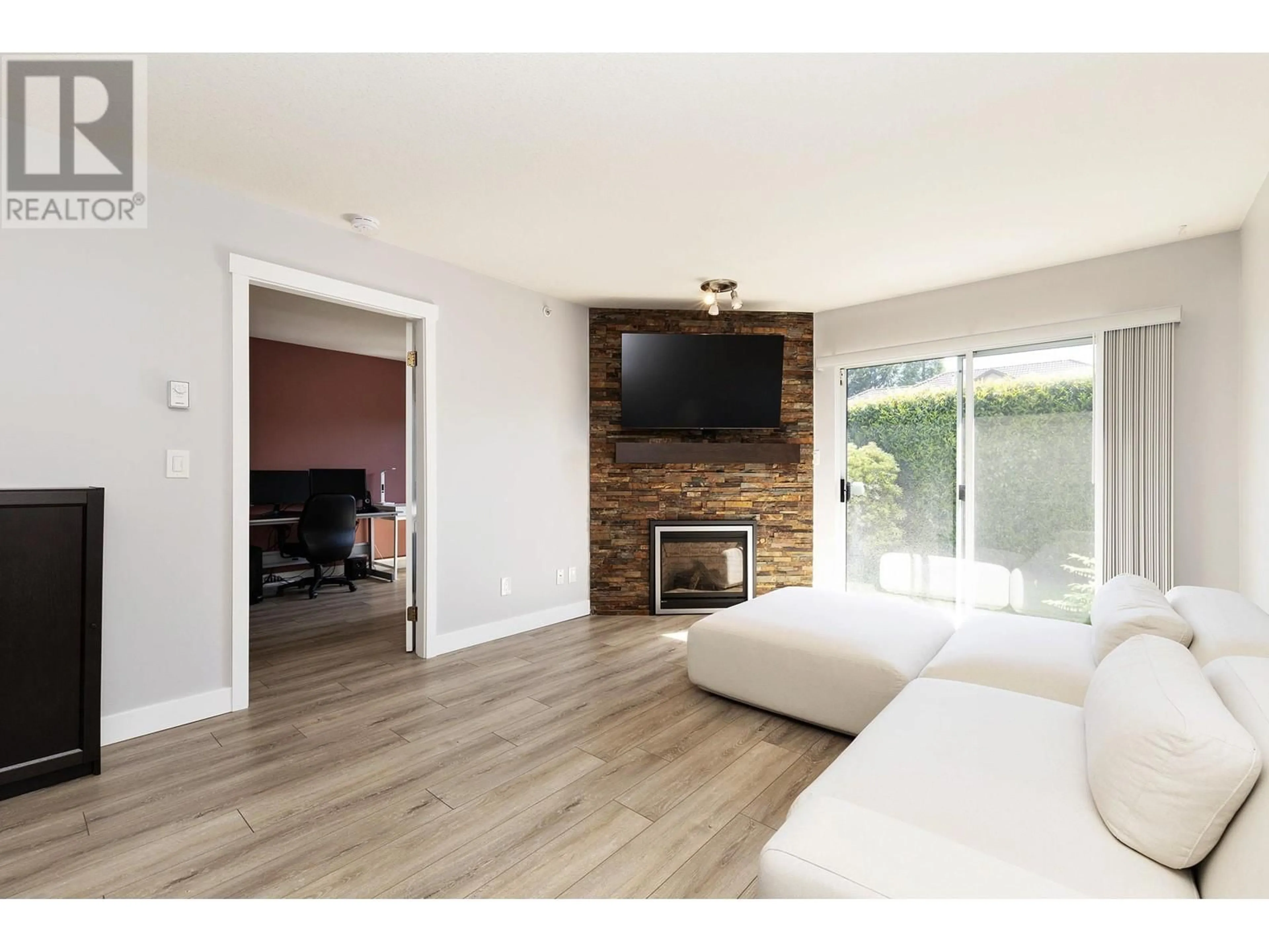 Living room with furniture, wood/laminate floor for 9 - 19270 119 AVENUE, Pitt Meadows British Columbia V3Y2J8