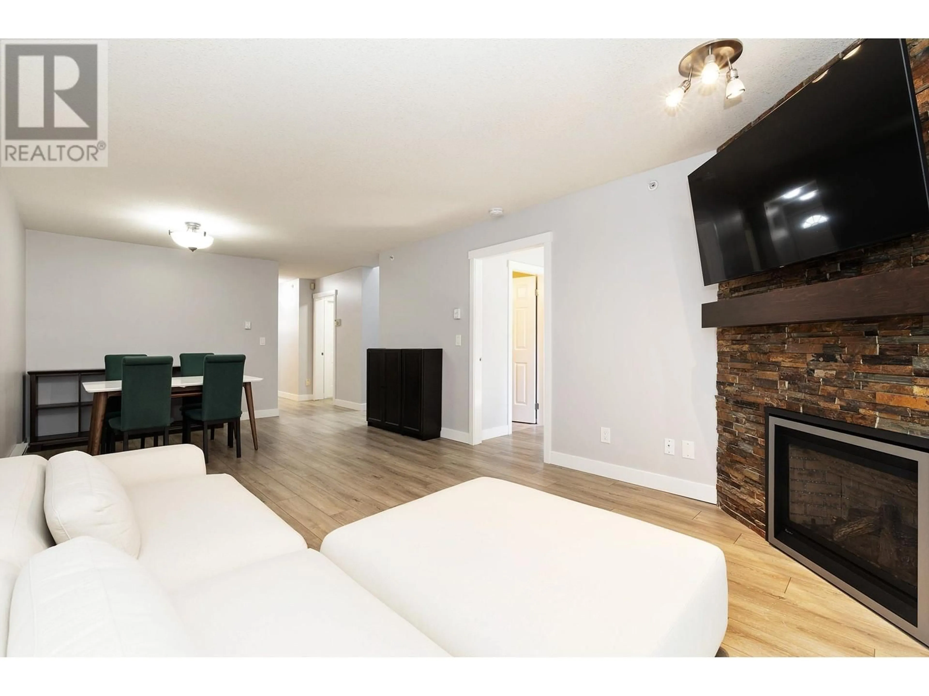 Living room with furniture, wood/laminate floor for 9 - 19270 119 AVENUE, Pitt Meadows British Columbia V3Y2J8