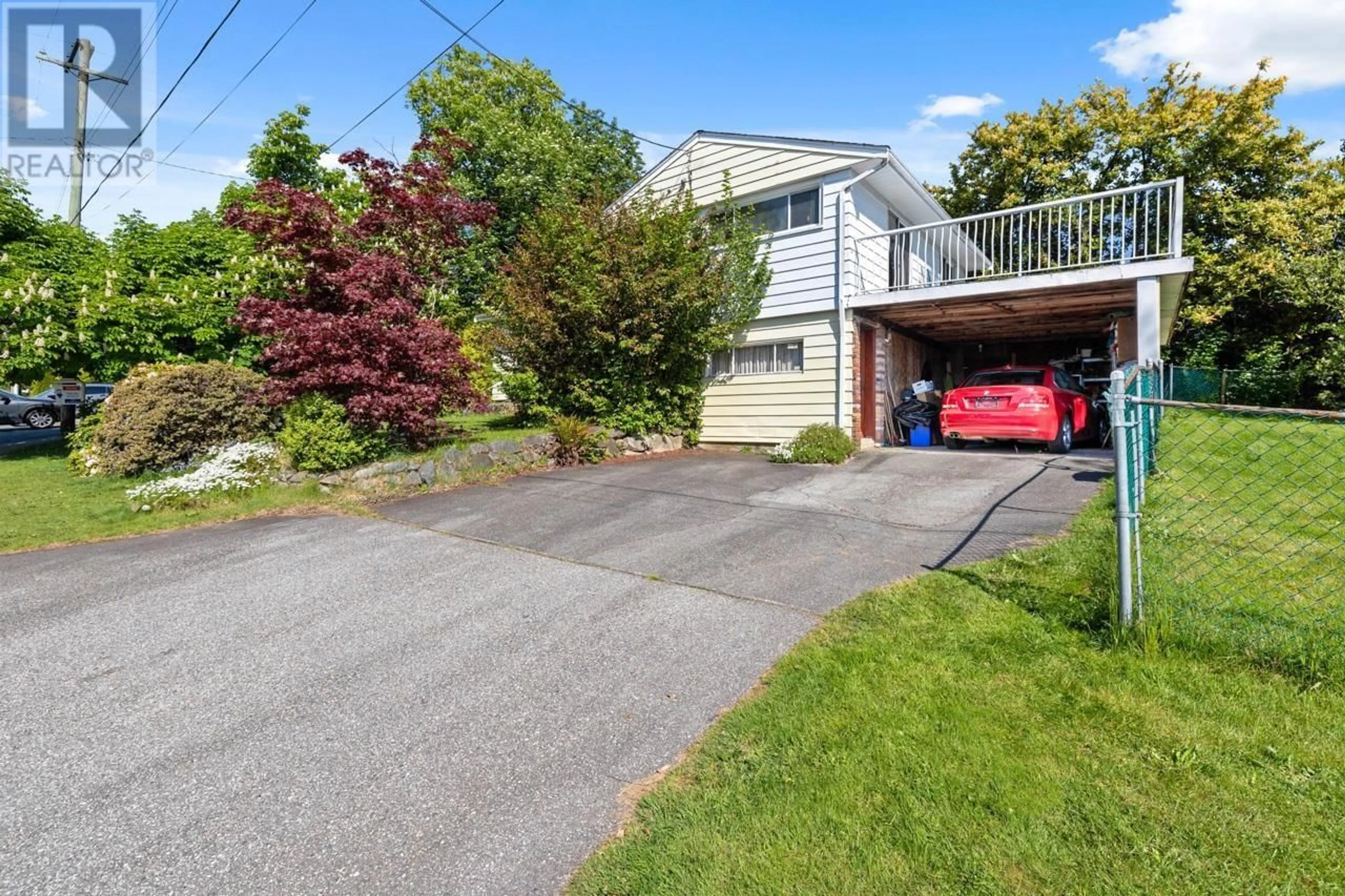 A pic from outside/outdoor area/front of a property/back of a property/a pic from drone, street for 415 MARMONT STREET, Coquitlam British Columbia V3K4S3