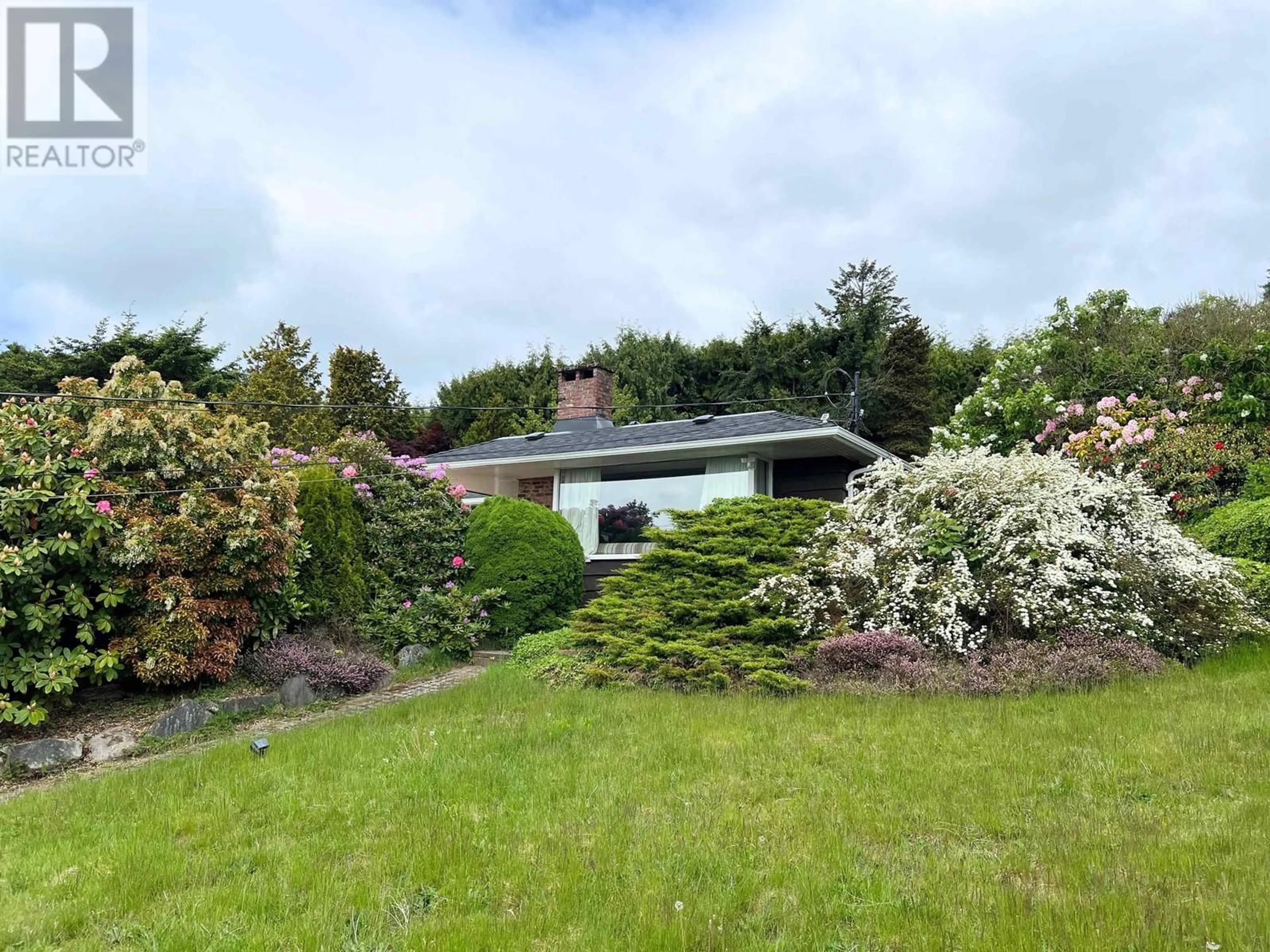 A pic from outside/outdoor area/front of a property/back of a property/a pic from drone, unknown for 875 EYREMOUNT DRIVE, West Vancouver British Columbia V7S2B2