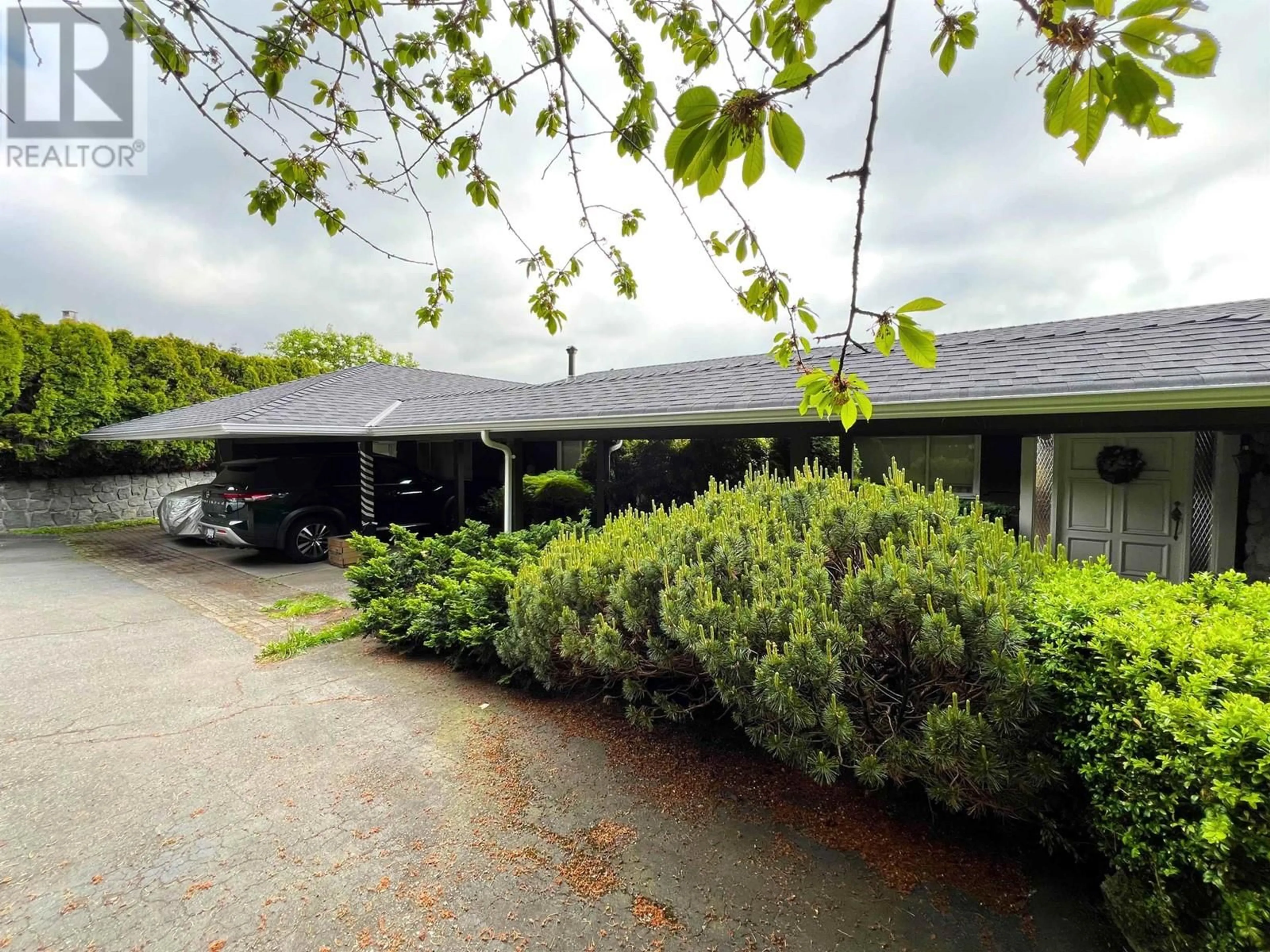 A pic from outside/outdoor area/front of a property/back of a property/a pic from drone, street for 875 EYREMOUNT DRIVE, West Vancouver British Columbia V7S2B2