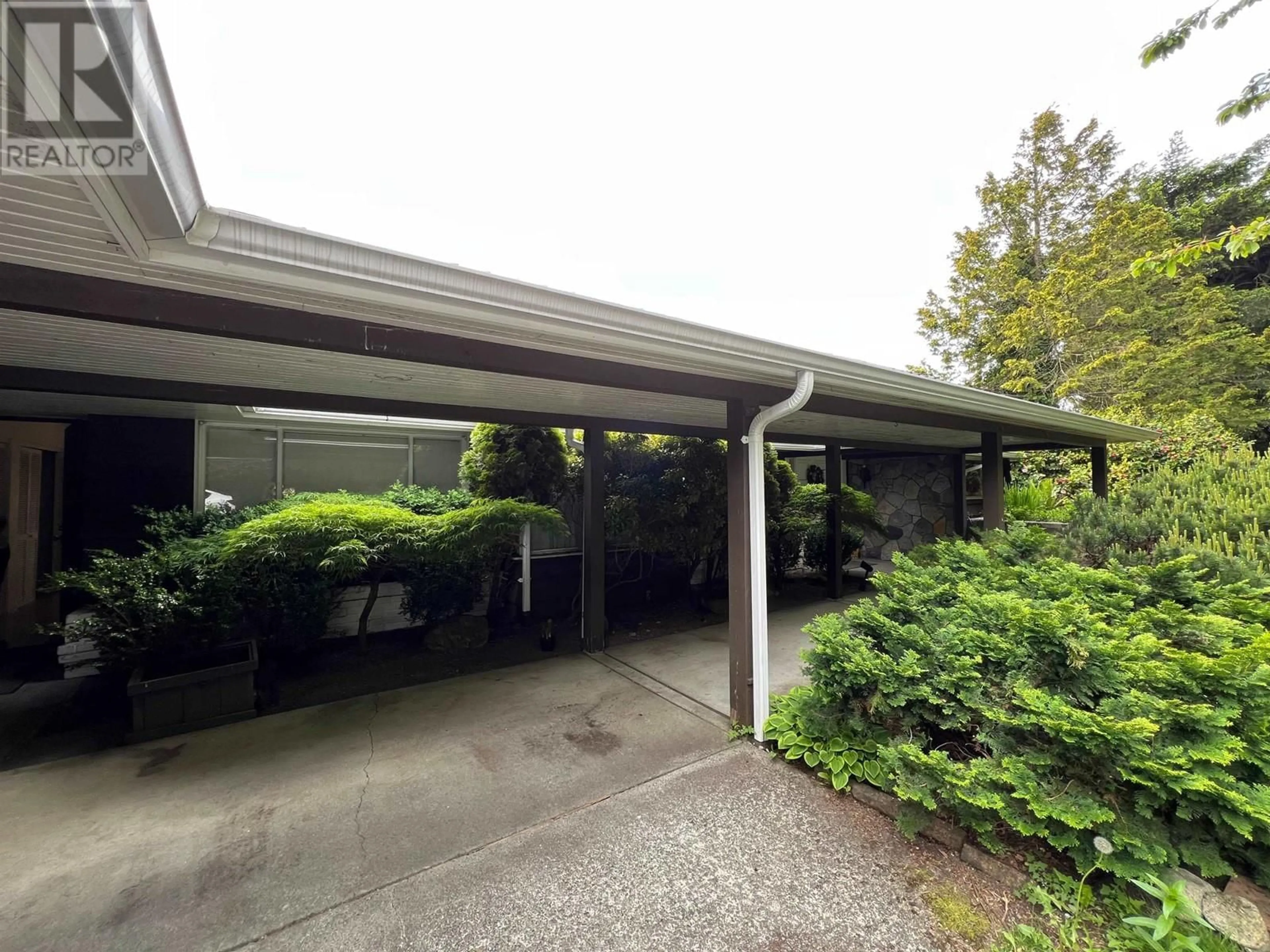 Indoor foyer for 875 EYREMOUNT DRIVE, West Vancouver British Columbia V7S2B2