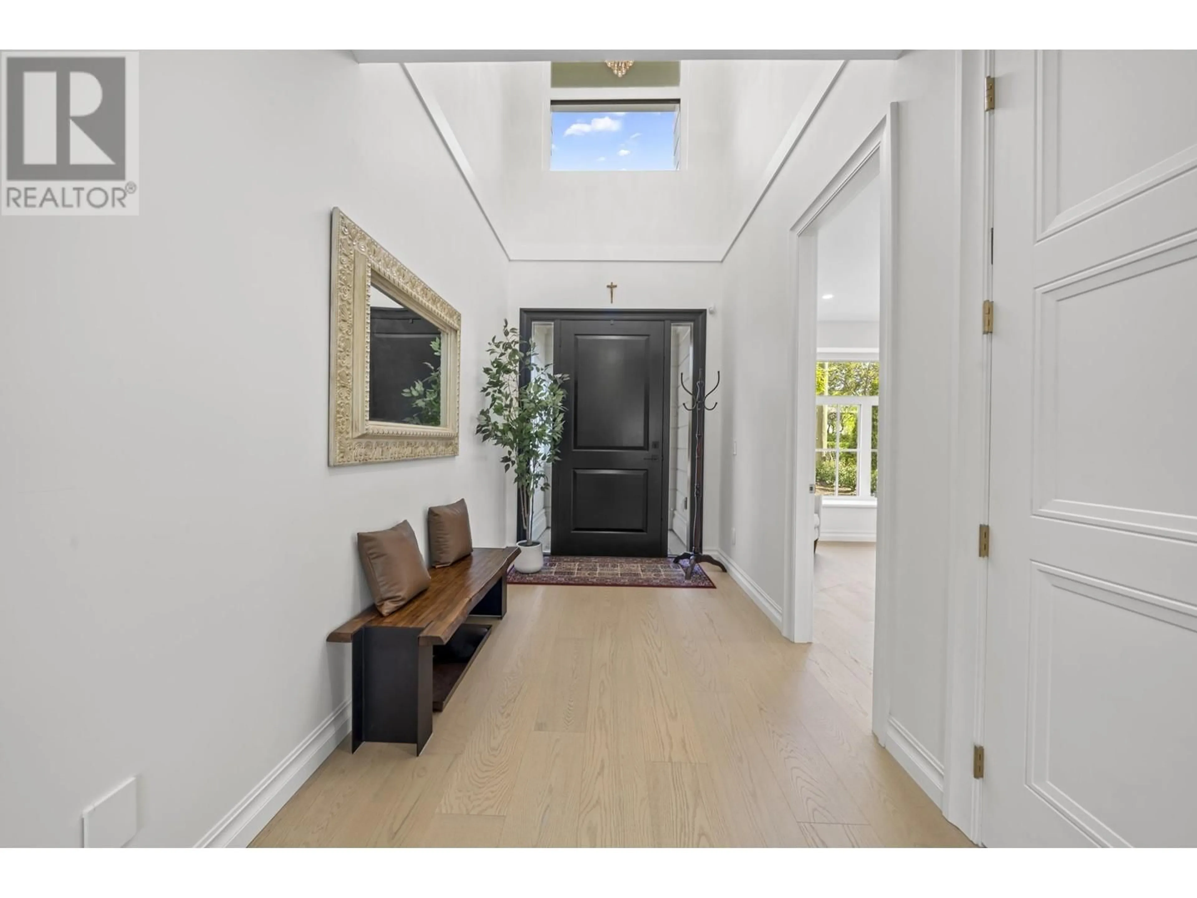 Indoor entryway for 6902 KITCHENER STREET, Burnaby British Columbia V5B2J9