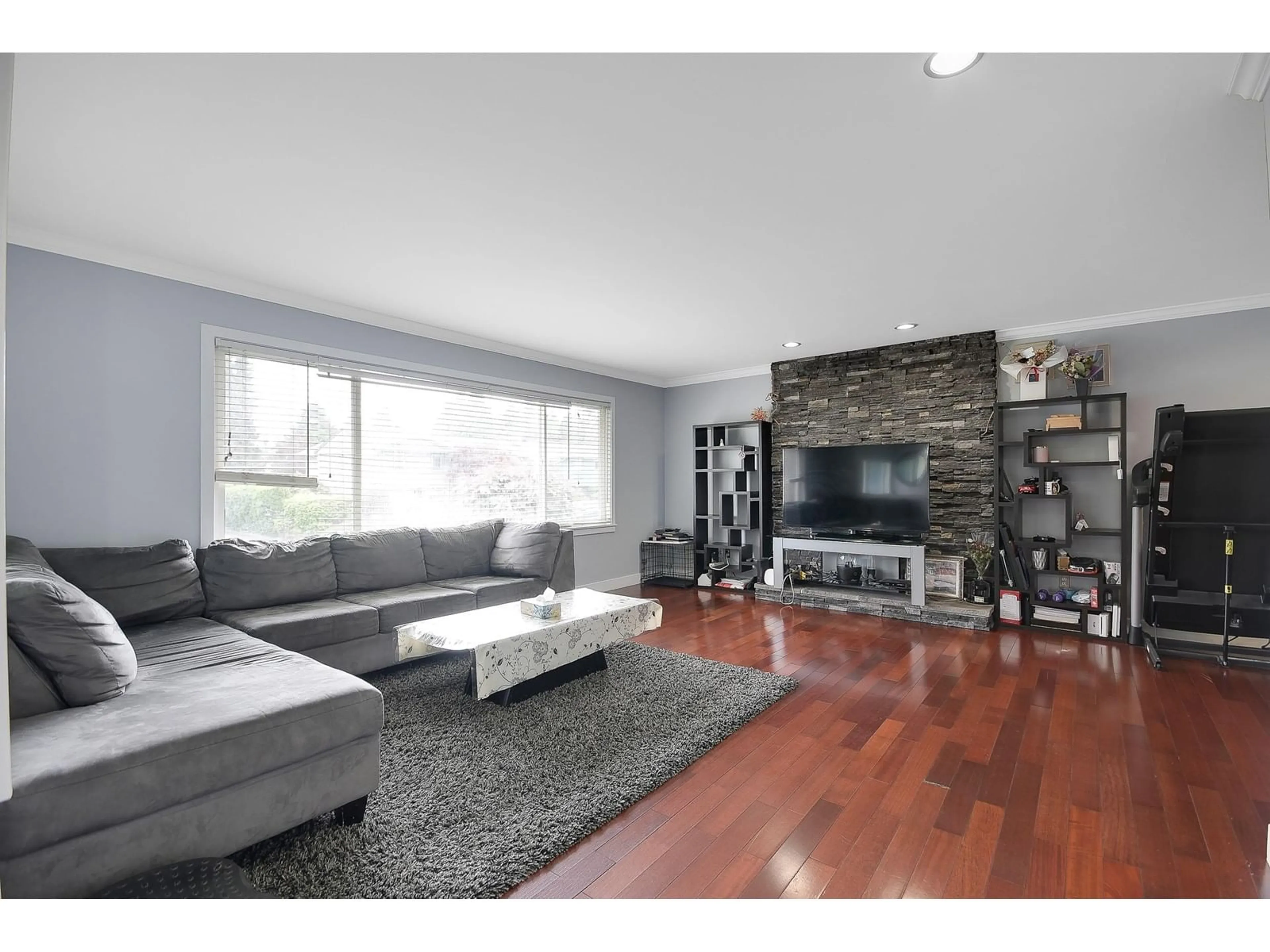 Living room with furniture, wood/laminate floor for 11823 COWLEY SOUTH, Delta British Columbia V4E1W3
