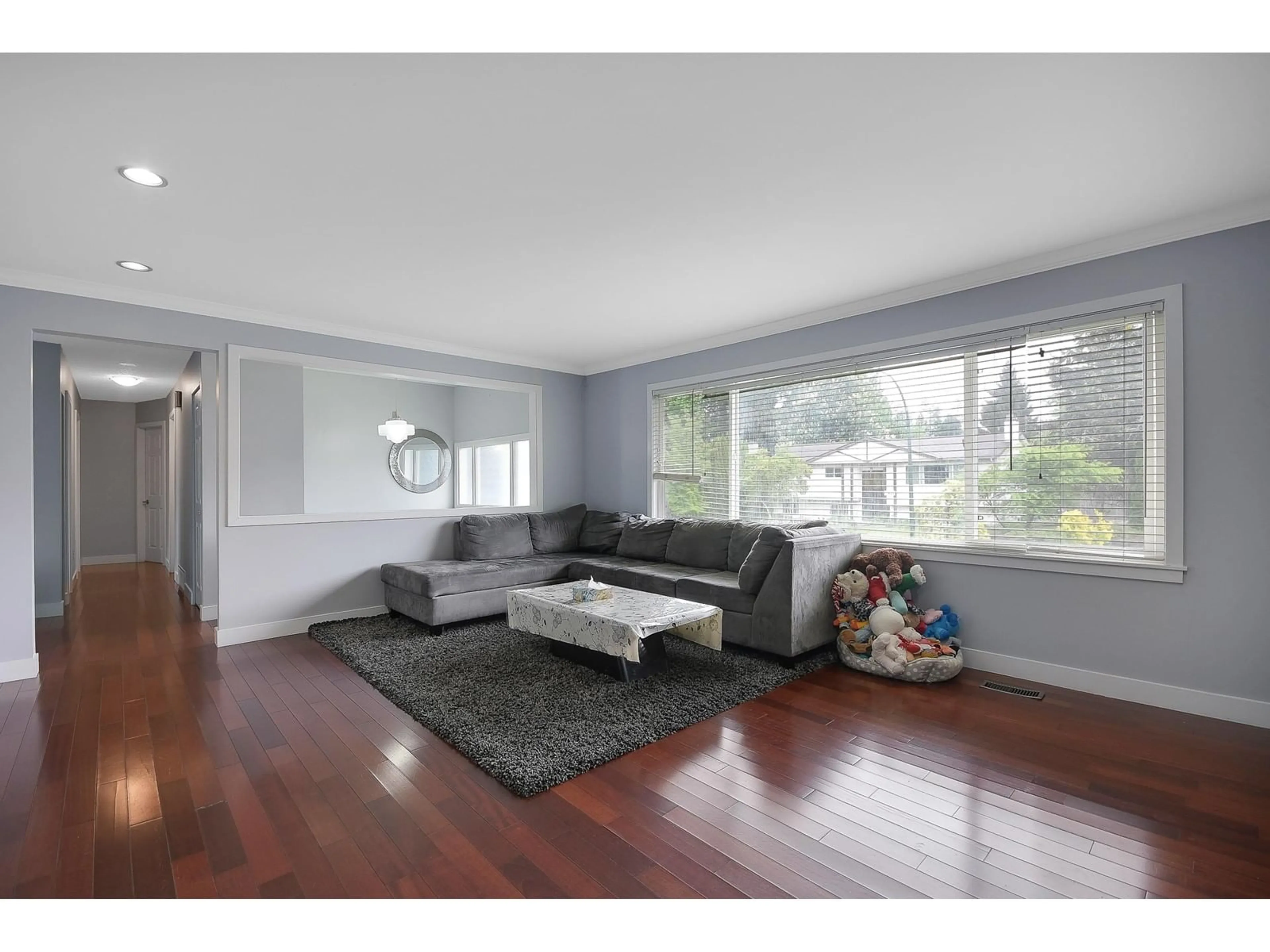 Living room with furniture, wood/laminate floor for 11823 COWLEY SOUTH, Delta British Columbia V4E1W3