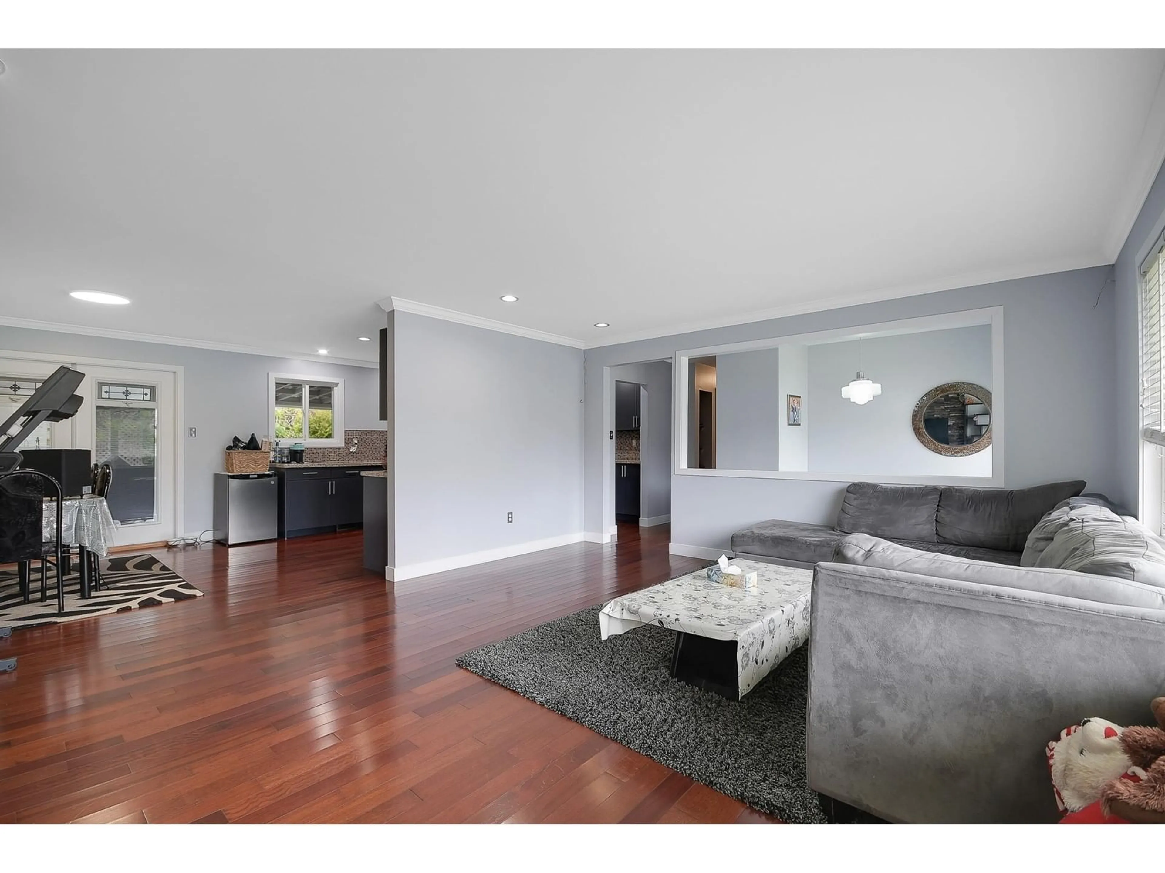 Living room with furniture, wood/laminate floor for 11823 COWLEY SOUTH, Delta British Columbia V4E1W3