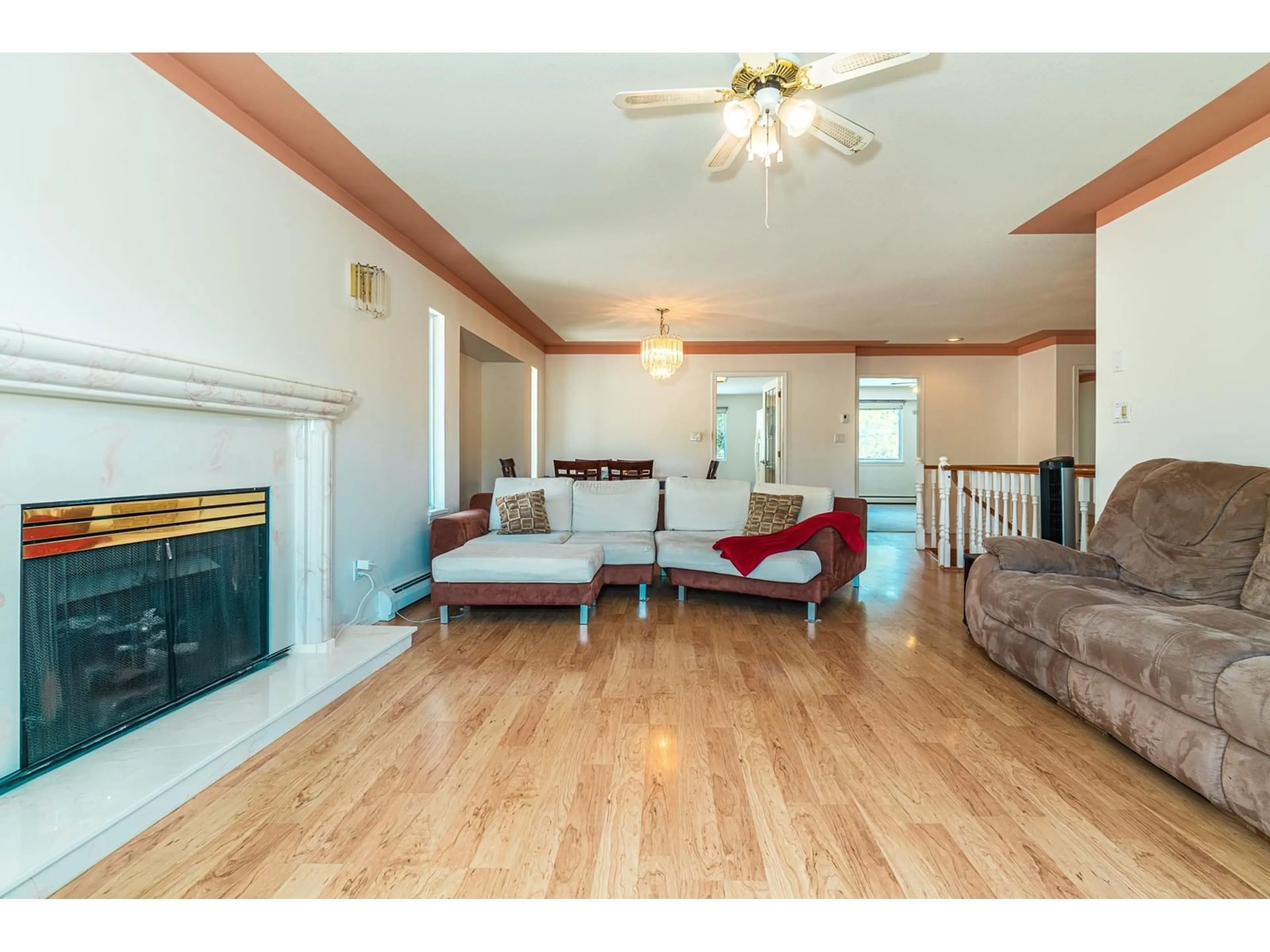 Living room with furniture, wood/laminate floor for 8058 163A, Surrey British Columbia V4N0J6