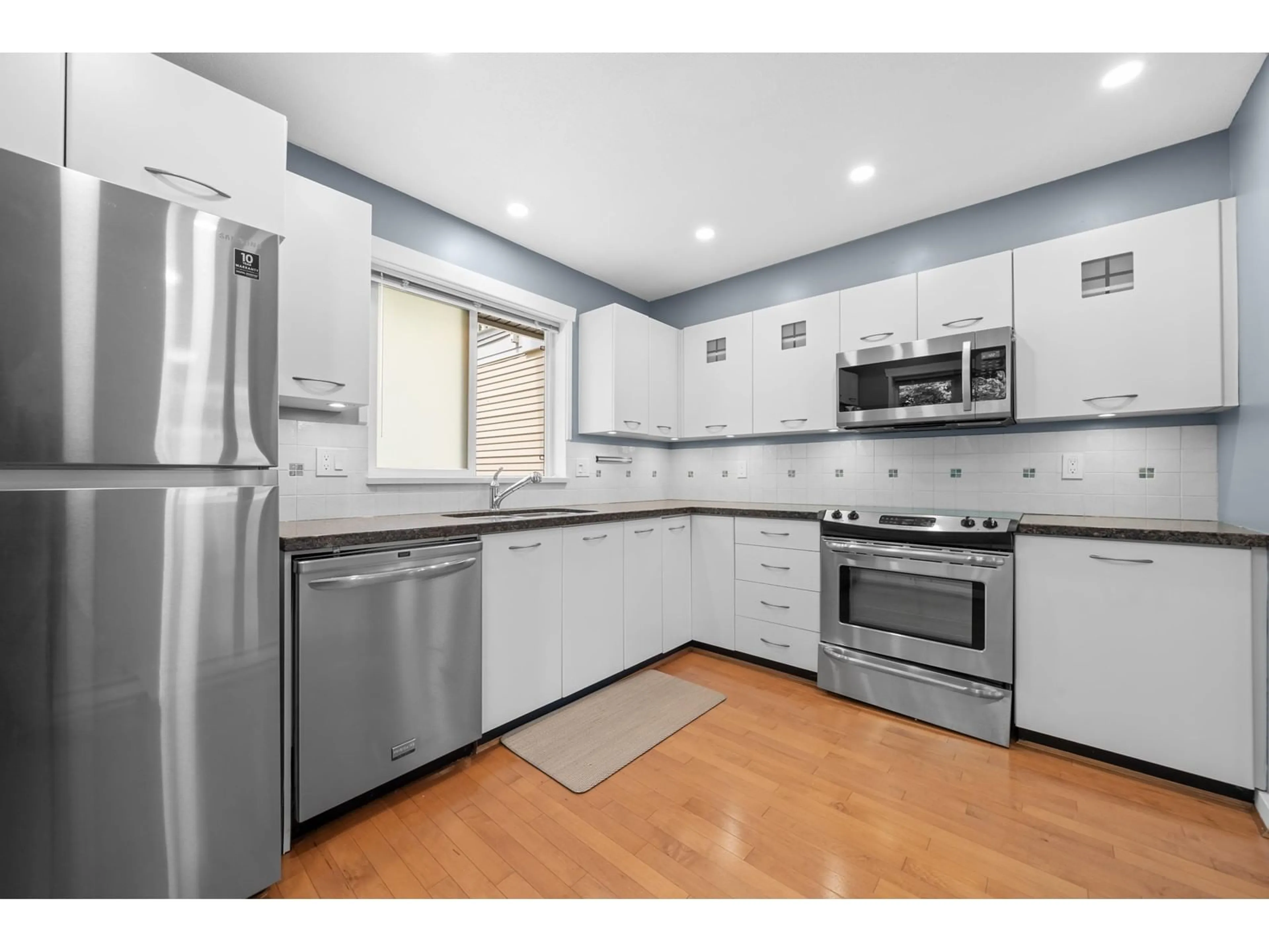 Standard kitchen, unknown for 148 - 20033 70, Langley British Columbia V2Y3A2