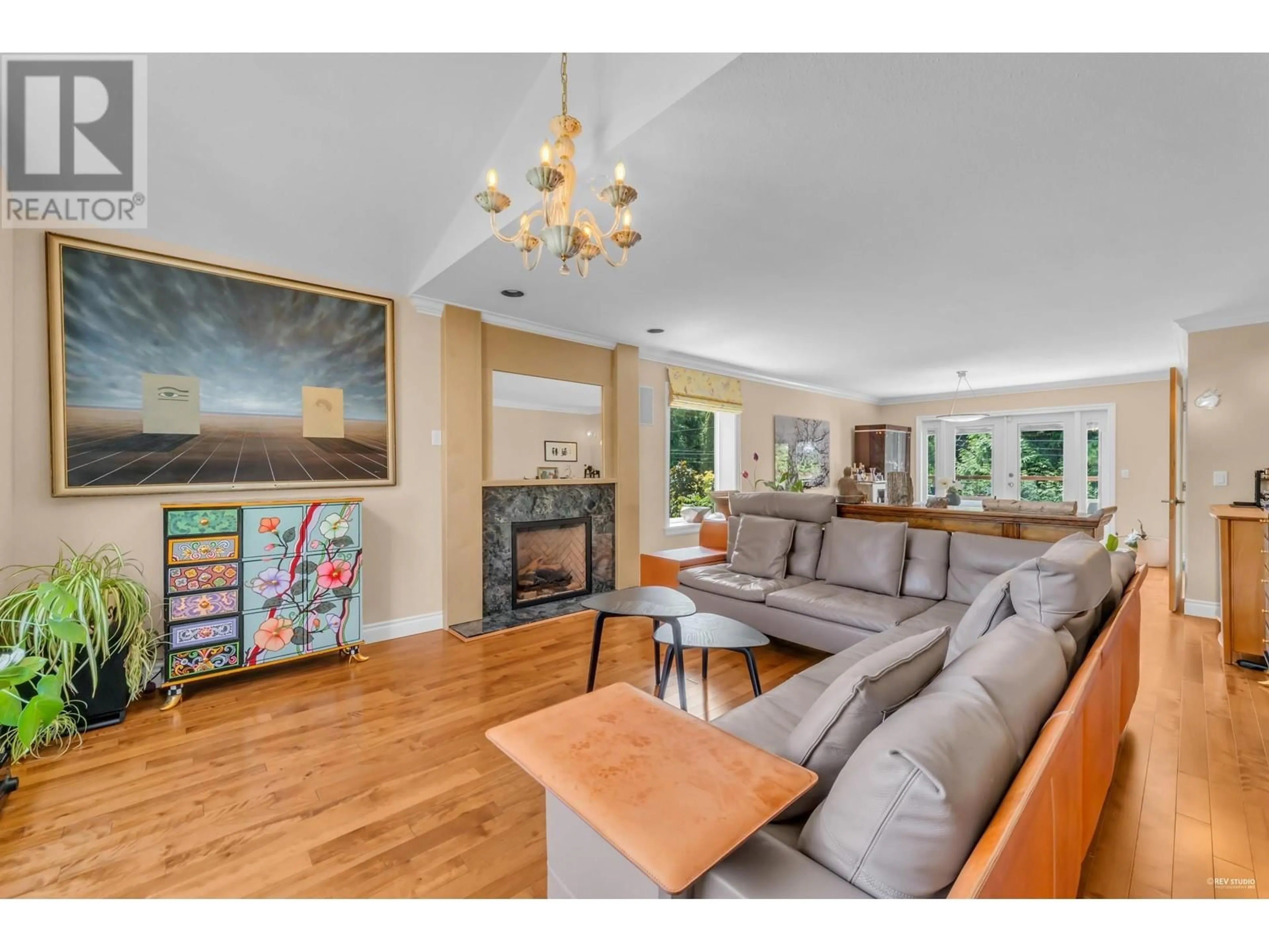 Living room with furniture, wood/laminate floor for 929 MELBOURNE AVENUE, North Vancouver British Columbia V7R1N8