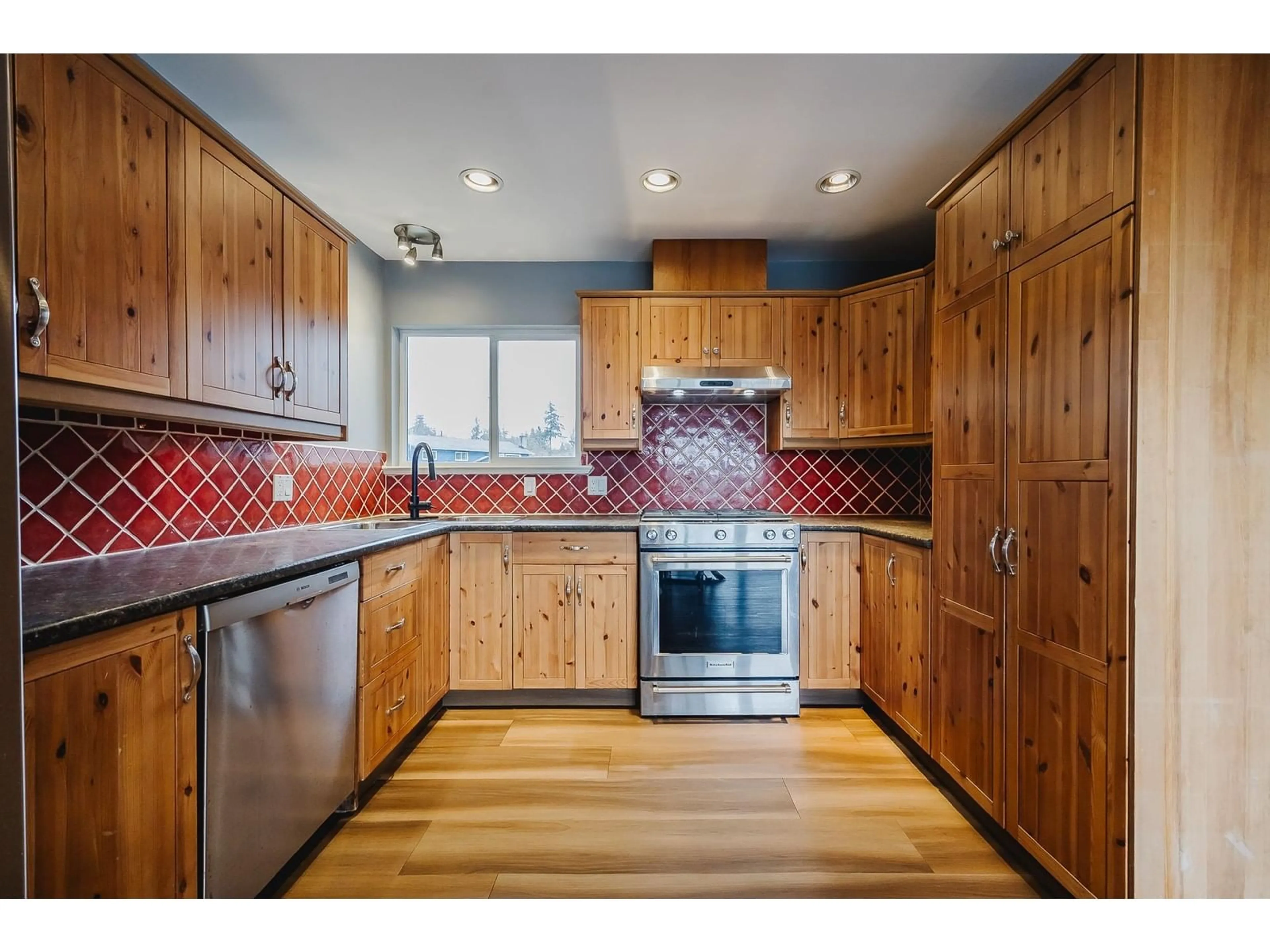 Standard kitchen, wood/laminate floor for 9749 CROWN, Surrey British Columbia V3V2T7