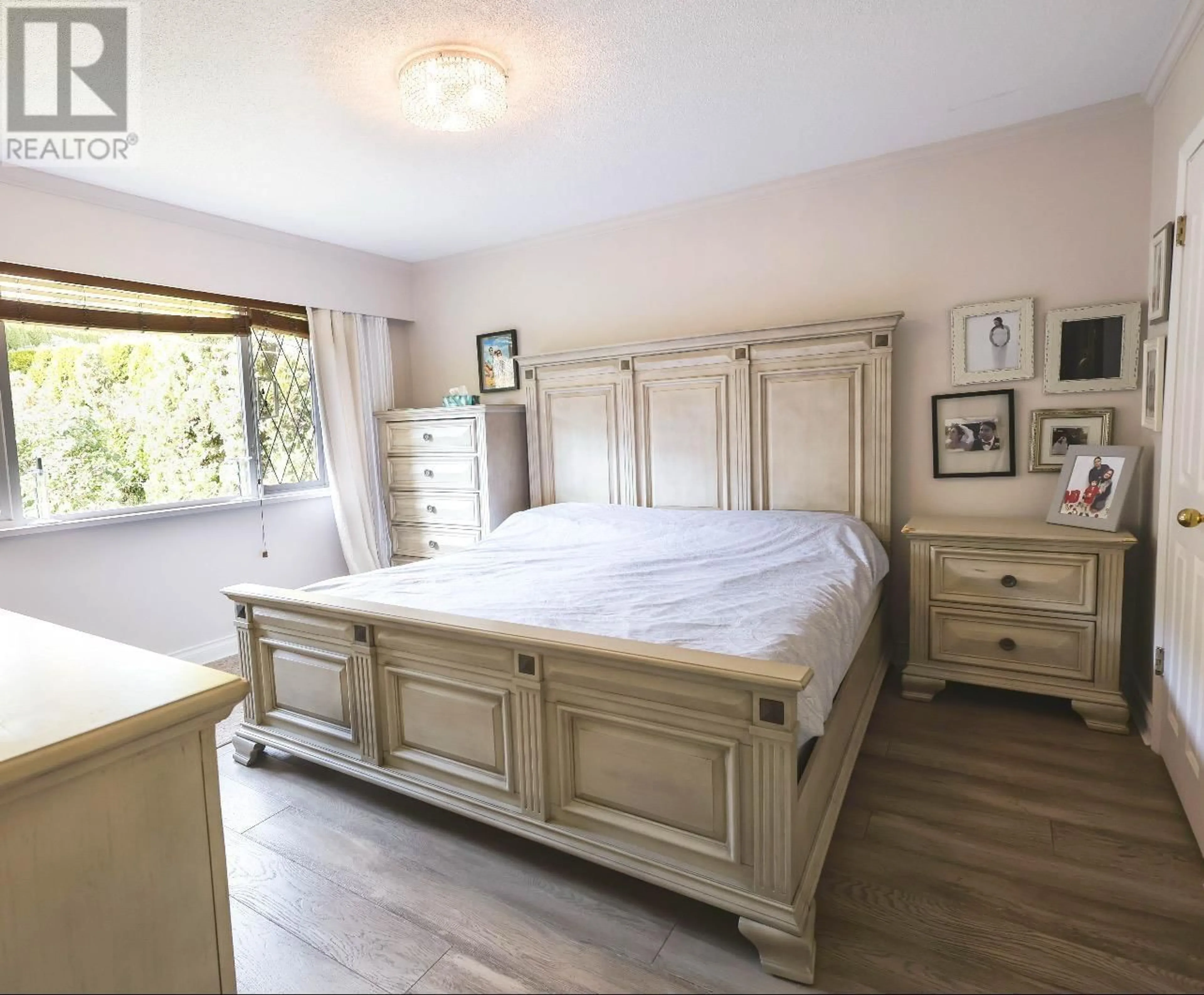 Bedroom with bed, wood/laminate floor for 578 ST. ANDREWS PLACE, West Vancouver British Columbia V7S1V8