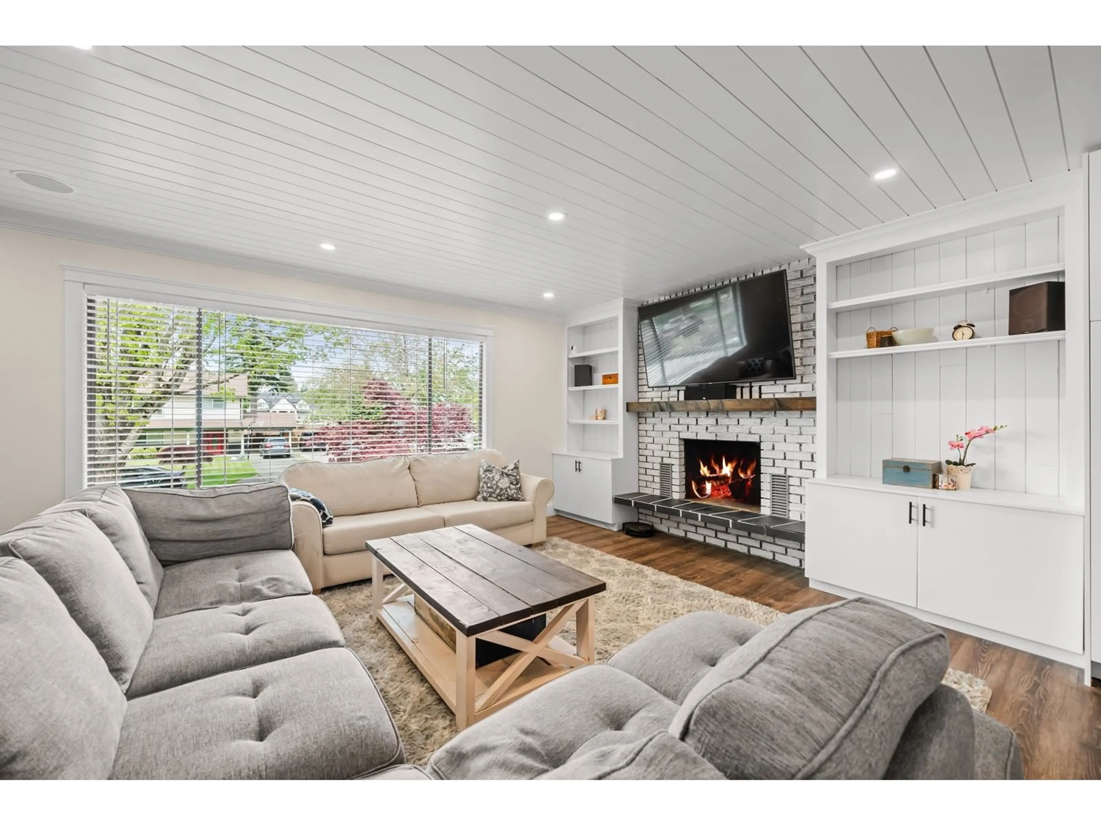 Living room with furniture, wood/laminate floor for 18296 59A, Surrey British Columbia V3S5M5