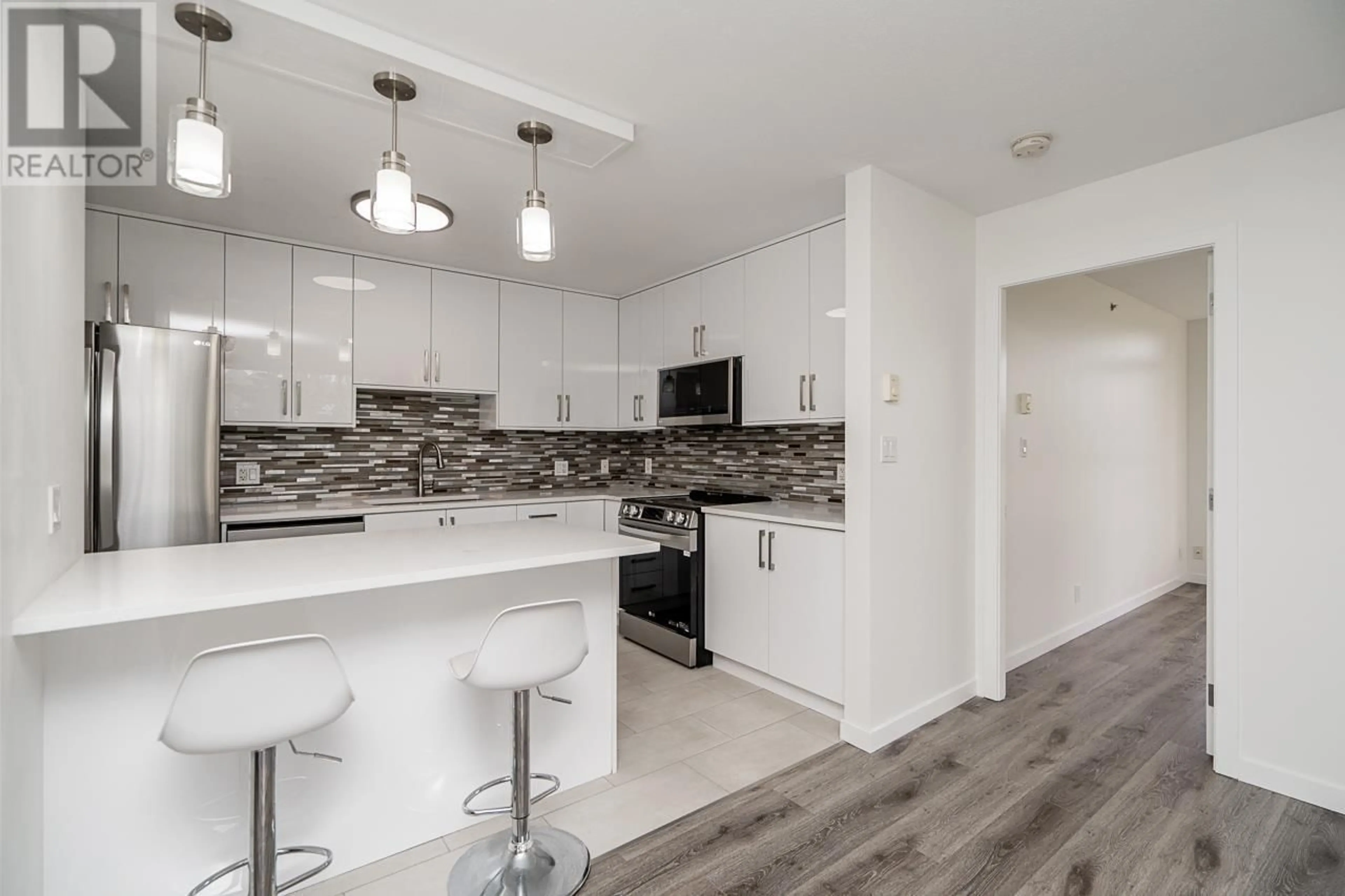 Open concept kitchen, wood/laminate floor for 505 - 2138 MADISON AVENUE, Burnaby British Columbia V5C6T6
