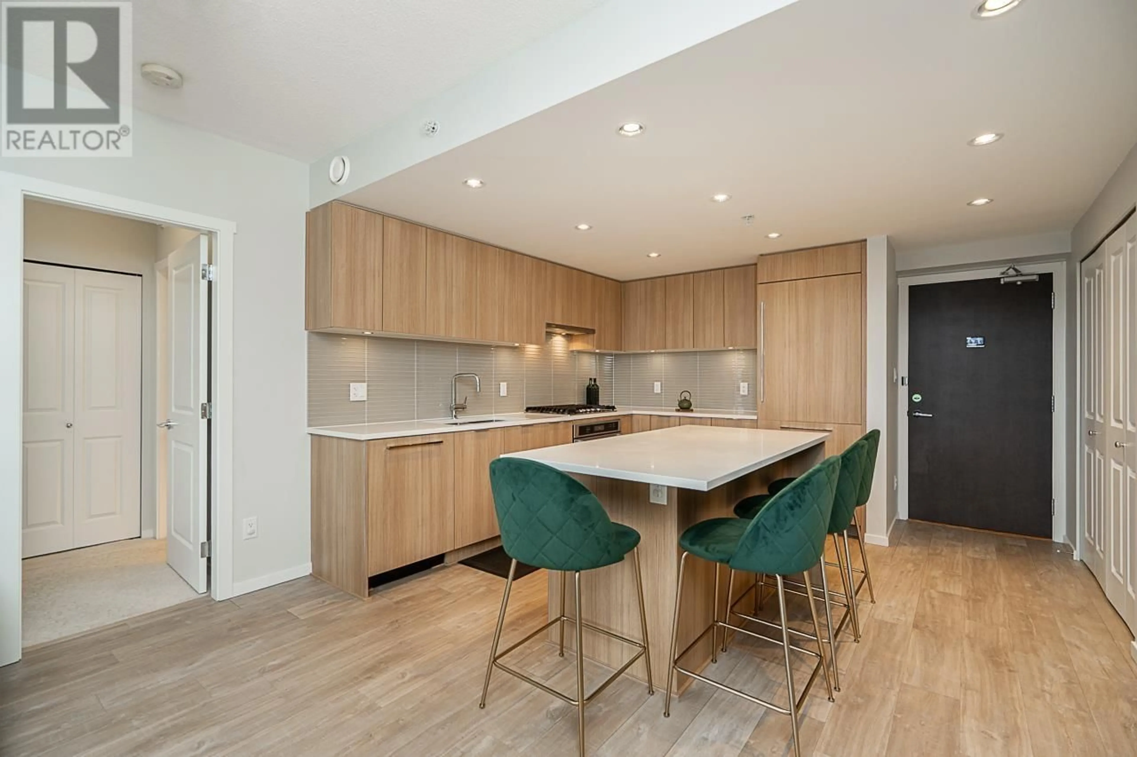Contemporary kitchen, wood/laminate floor for 905 - 6638 DUNBLANE AVENUE, Burnaby British Columbia V5H0G8
