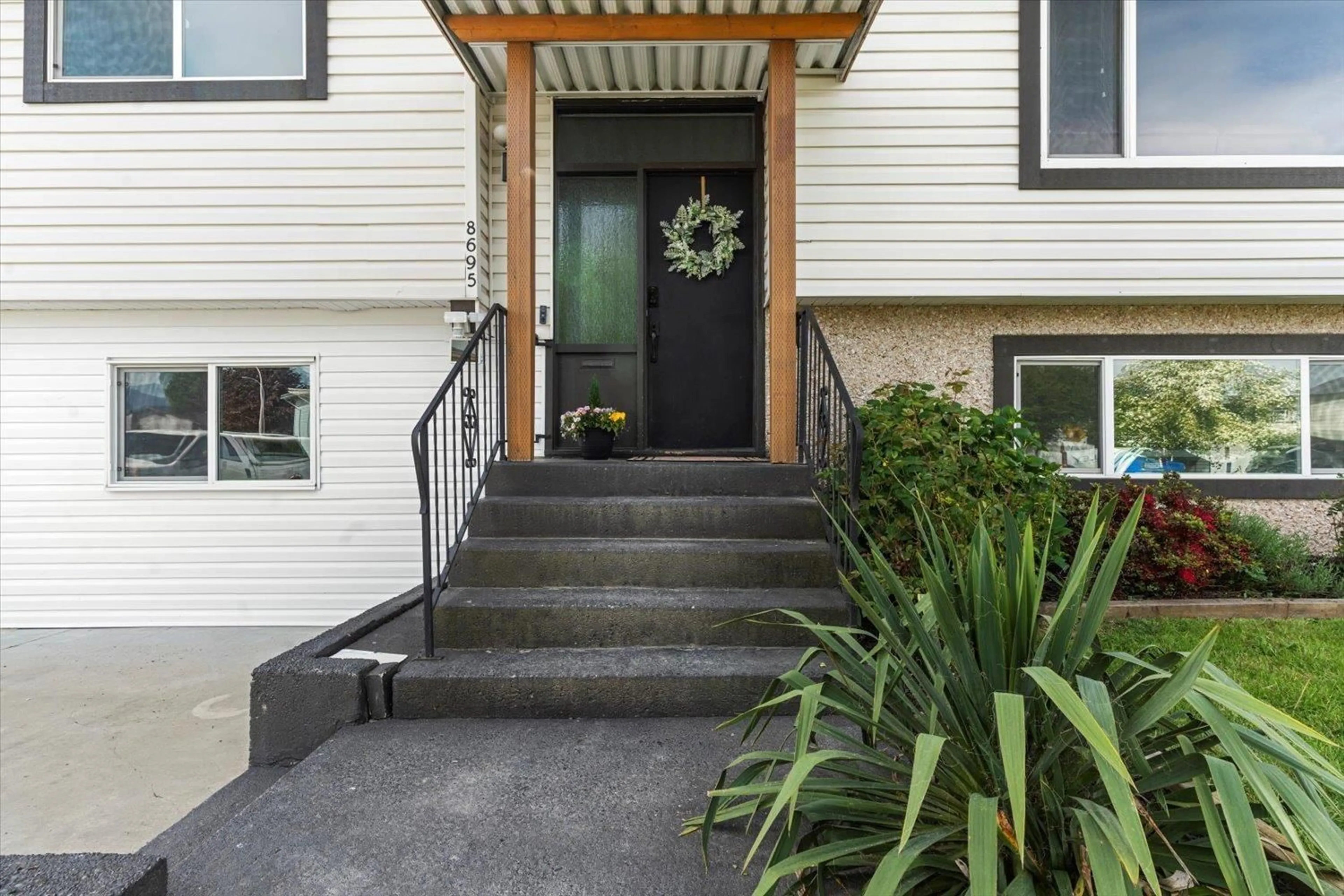 Indoor entryway for 8695 BAKER DRIVE, Chilliwack British Columbia V2P7A3