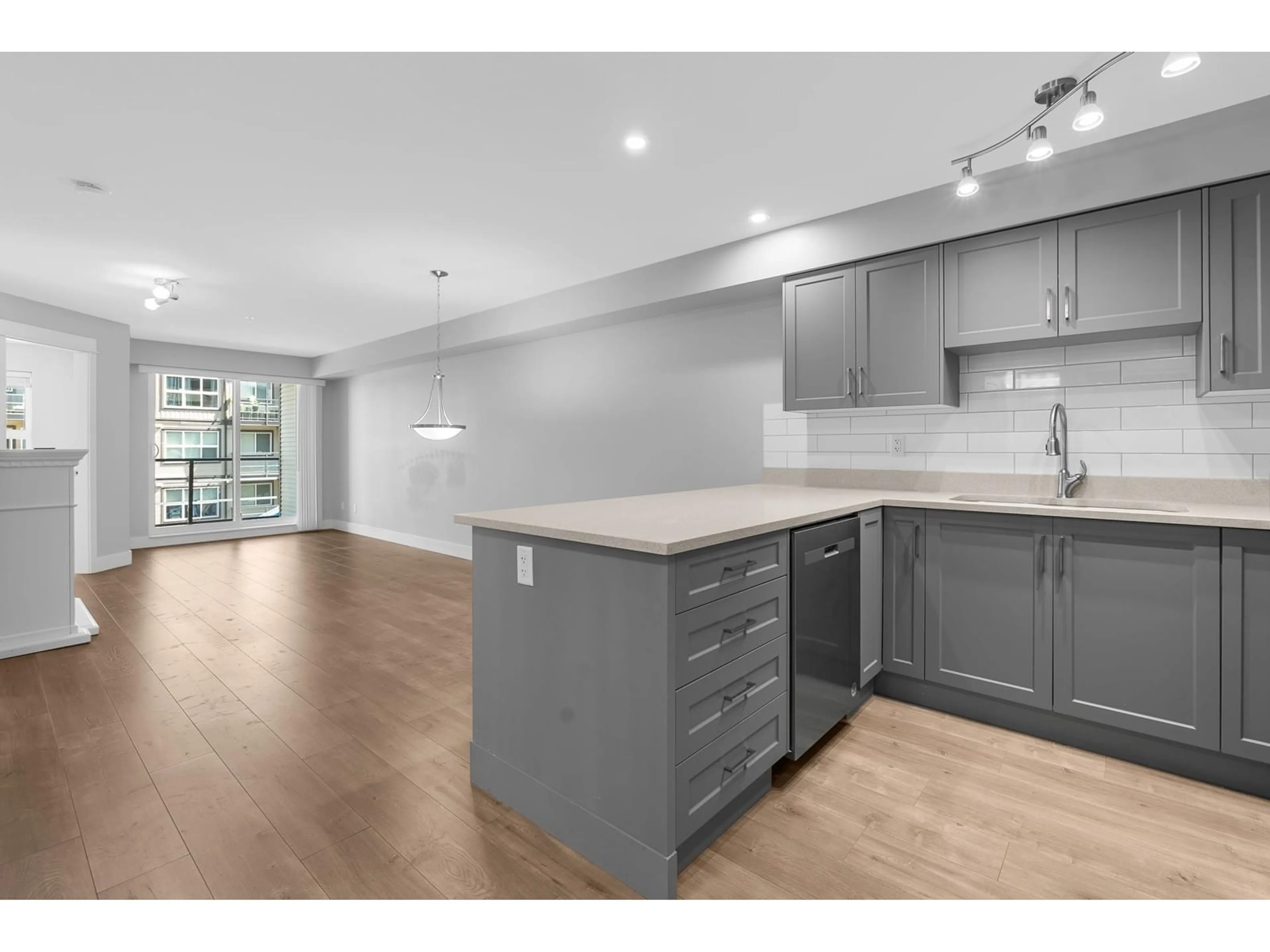 Open concept kitchen, unknown for 303 - 30515 CARDINAL, Abbotsford British Columbia V2T0A8