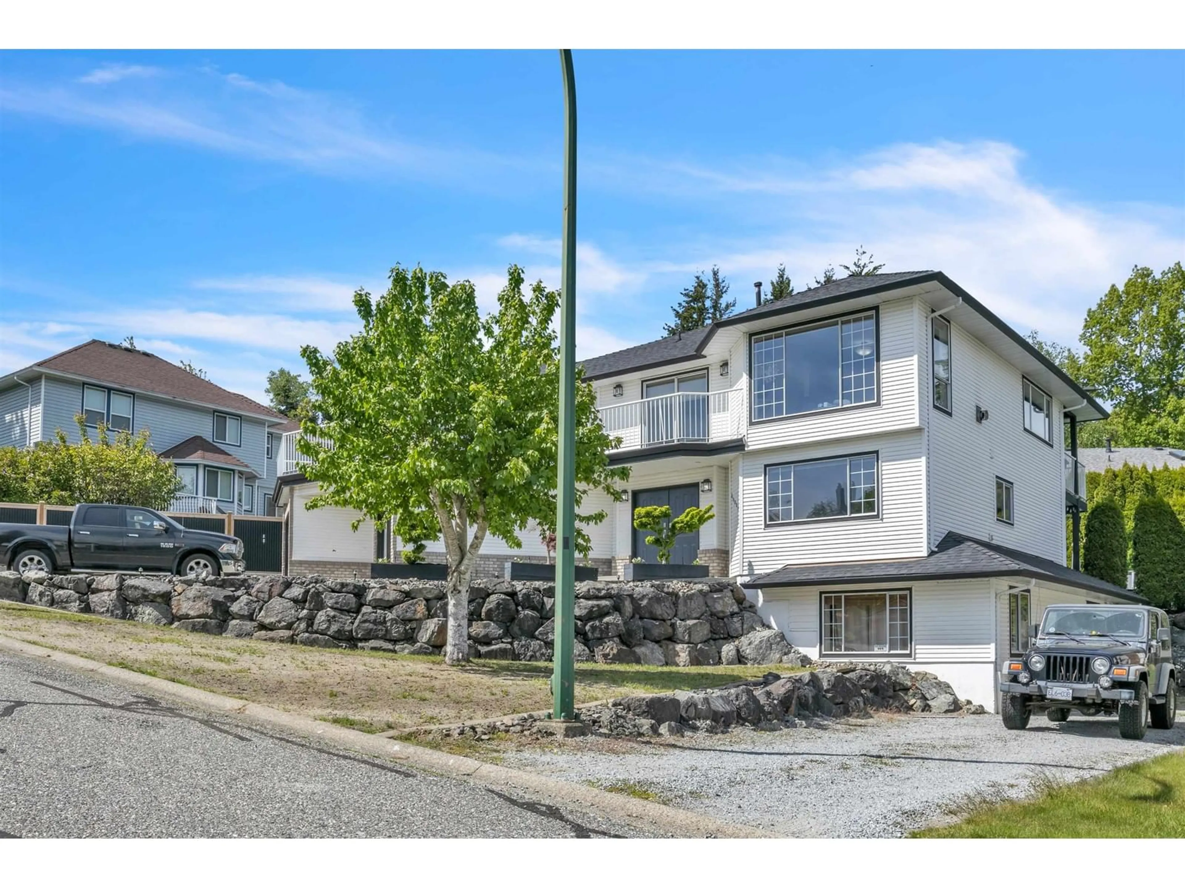 A pic from outside/outdoor area/front of a property/back of a property/a pic from drone, street for 35835 HEATHERSTONE, Abbotsford British Columbia V3G1E6