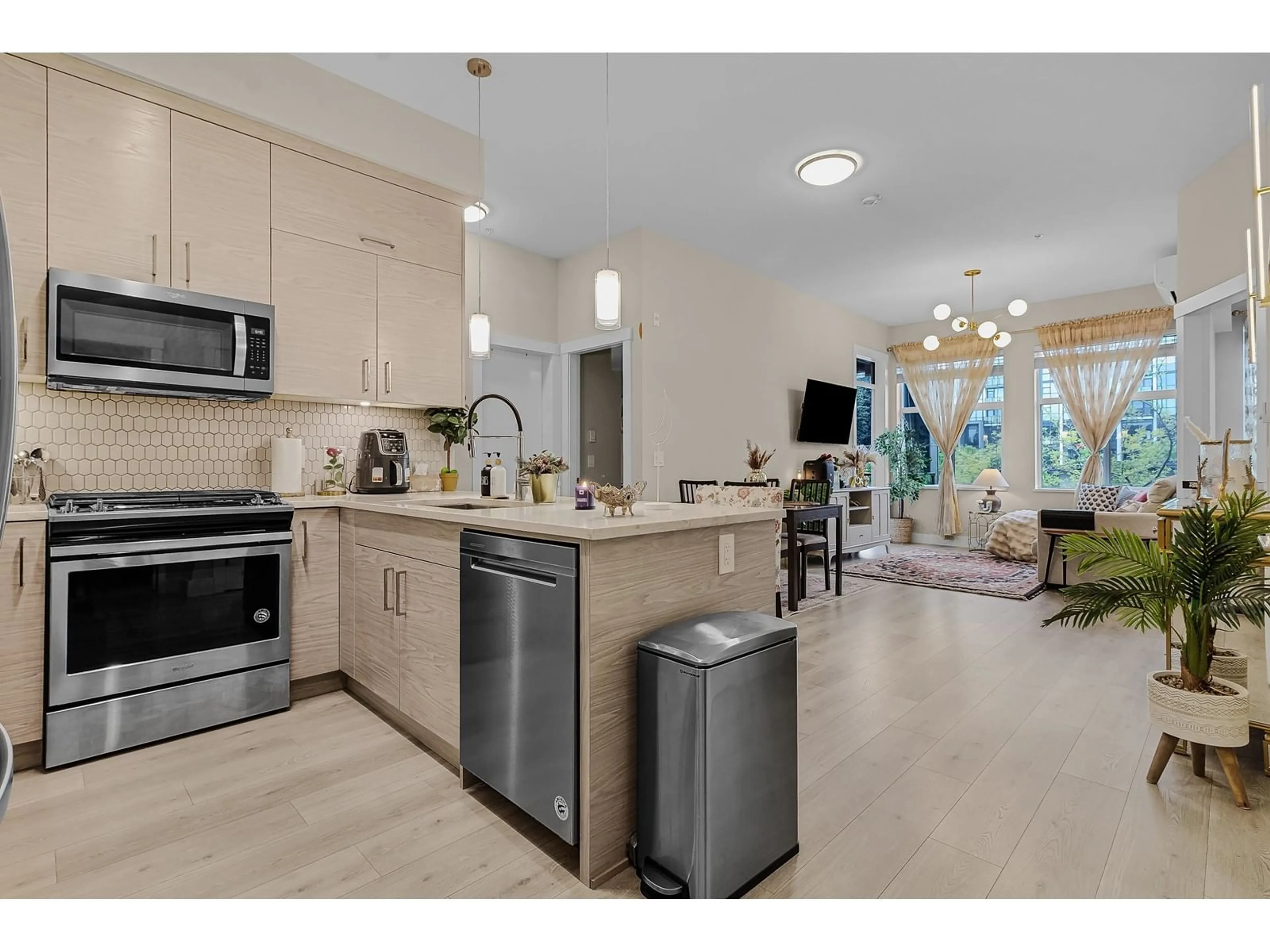 Open concept kitchen, ceramic/tile floor for 219 - 2120 GLADWIN, Abbotsford British Columbia V2S0L7