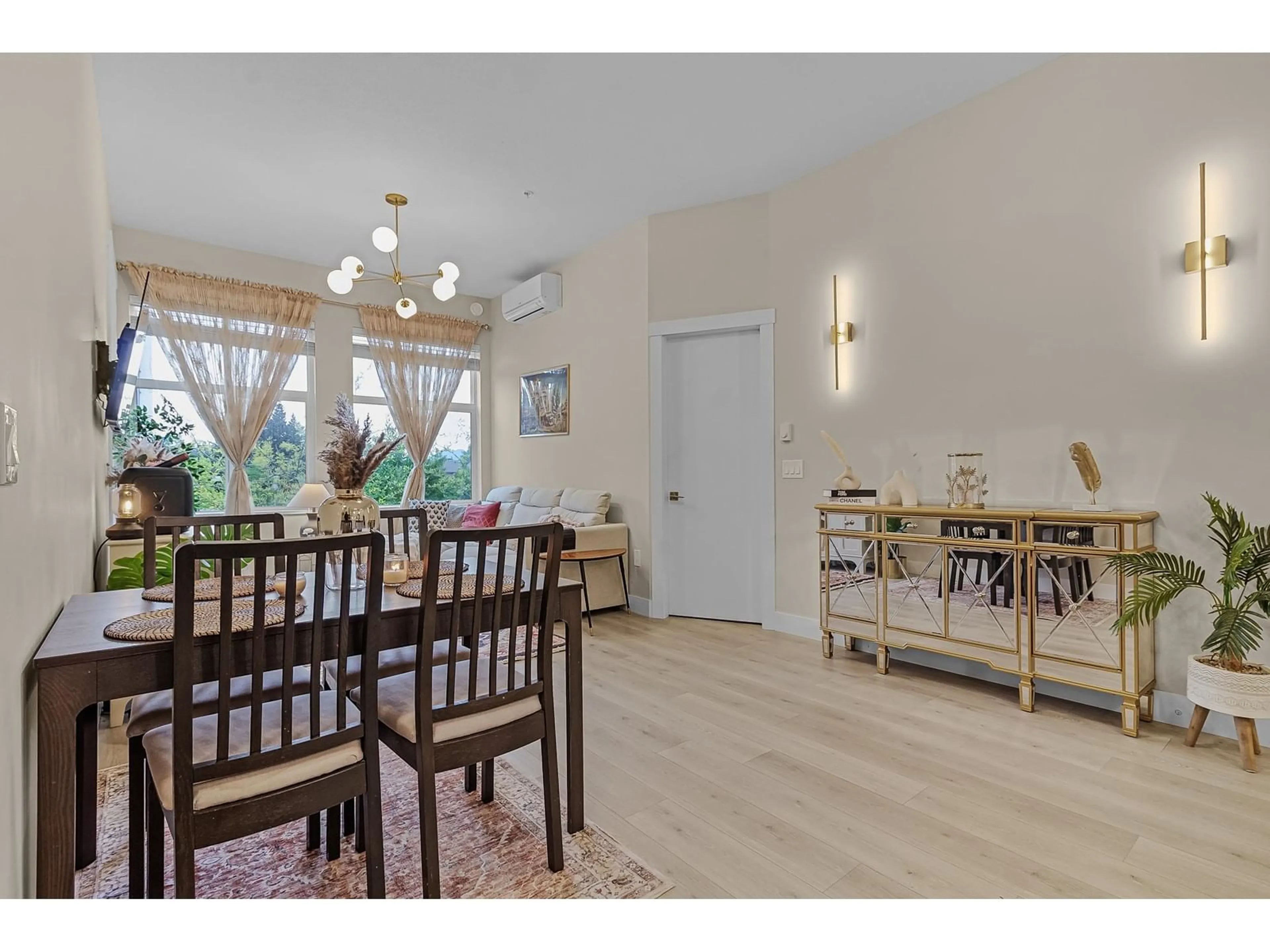 Dining room, wood/laminate floor for 219 - 2120 GLADWIN, Abbotsford British Columbia V2S0L7