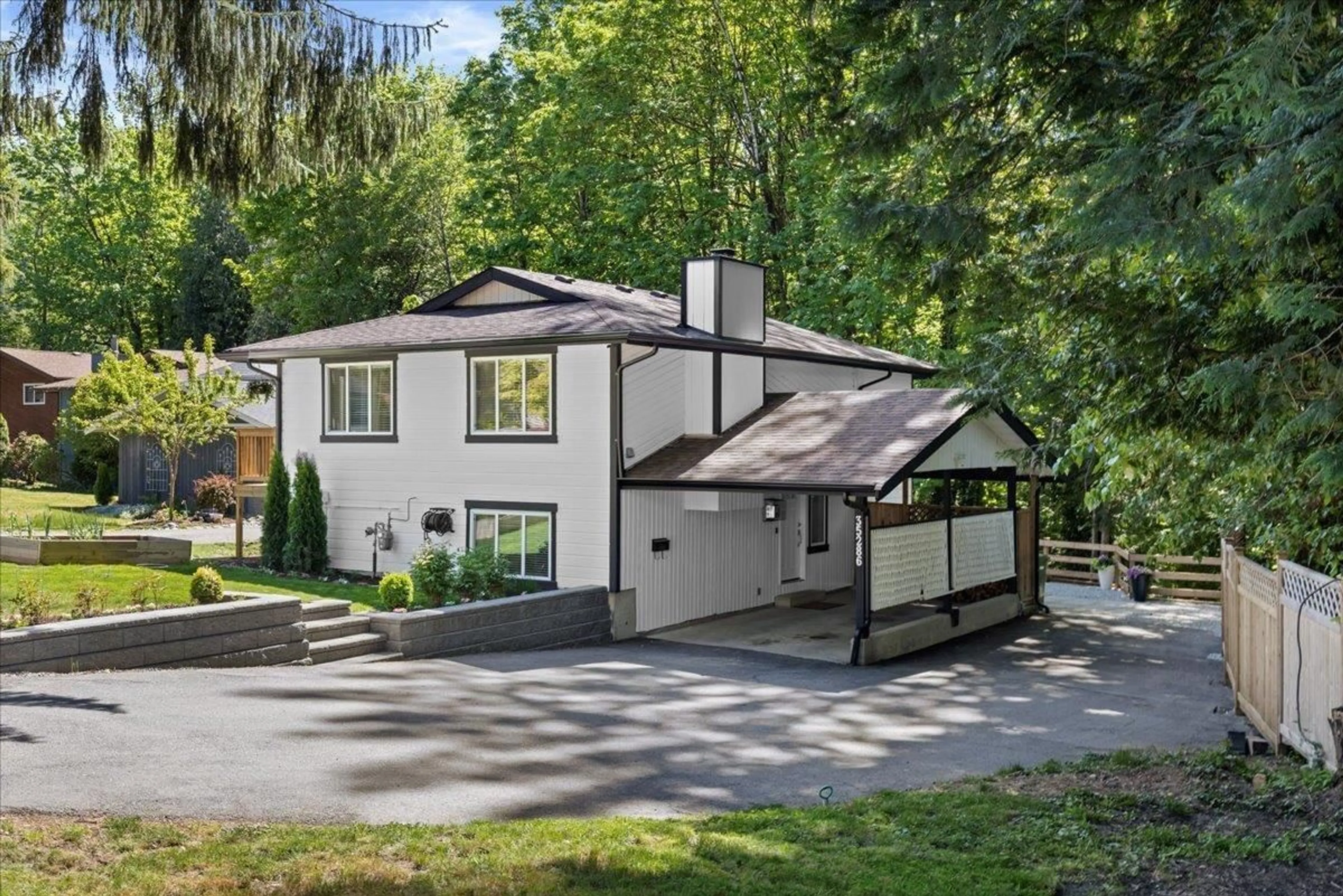 Home with vinyl exterior material, street for 35286 SELKIRK, Abbotsford British Columbia V2S8L2