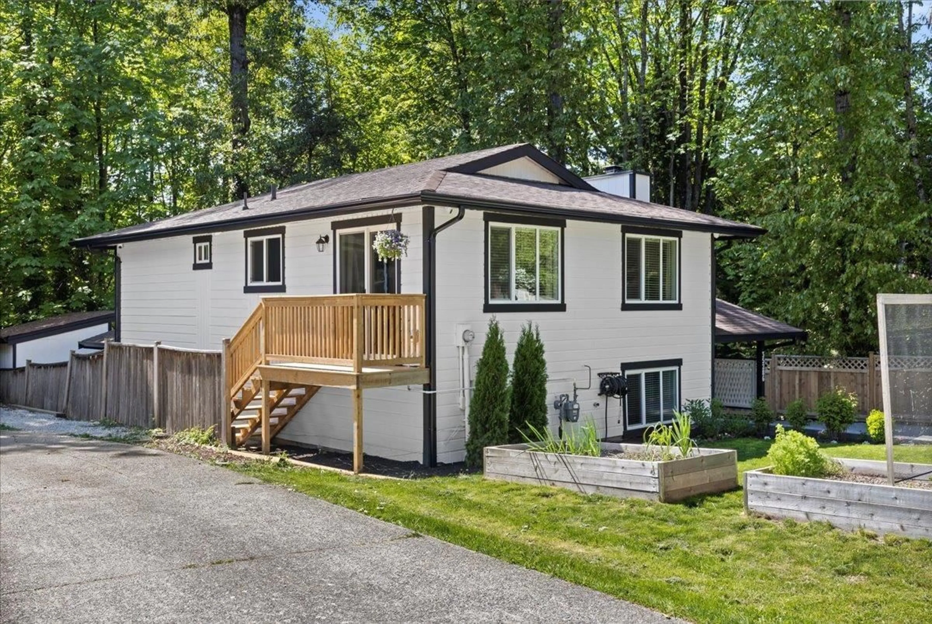 Home with vinyl exterior material, street for 35286 SELKIRK, Abbotsford British Columbia V2S8L2