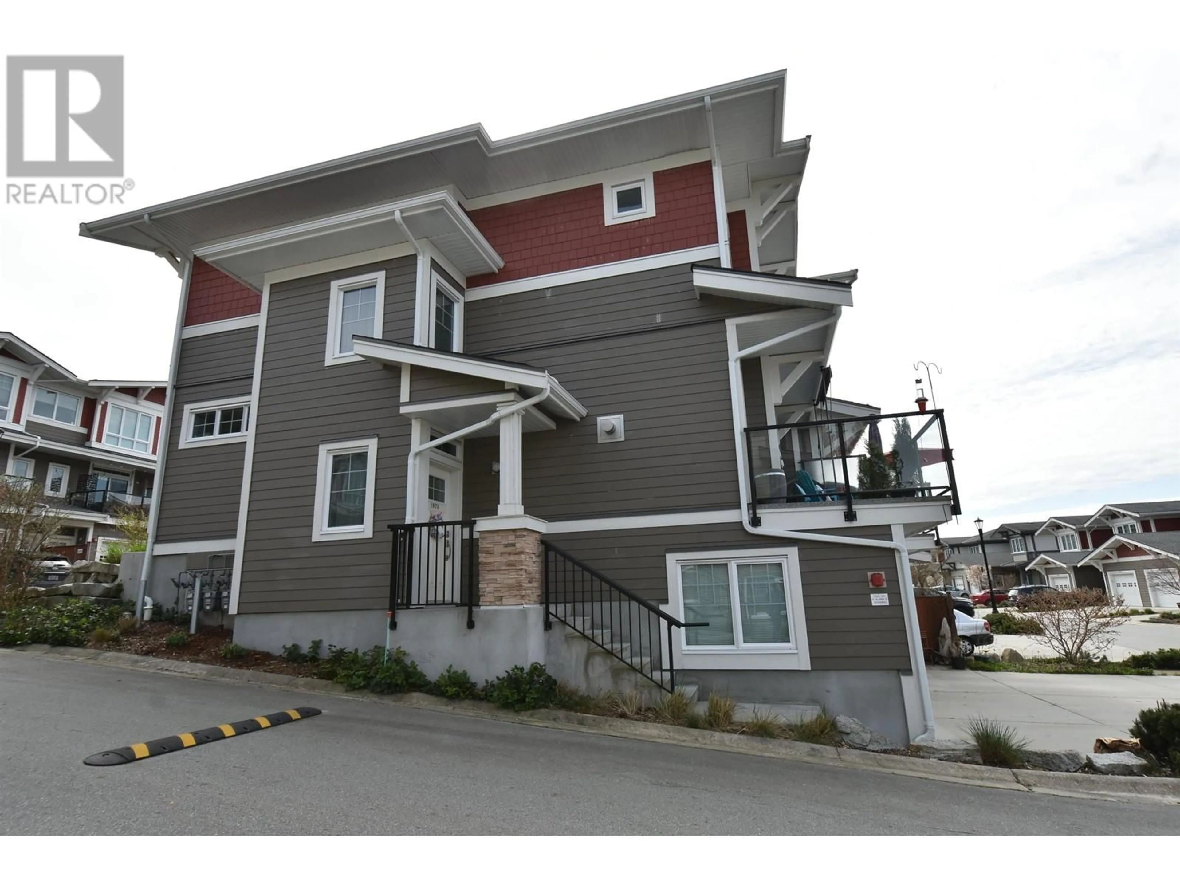 Home with vinyl exterior material, building for 5978 BEACHGATE LANE, Sechelt British Columbia V7Z0S2