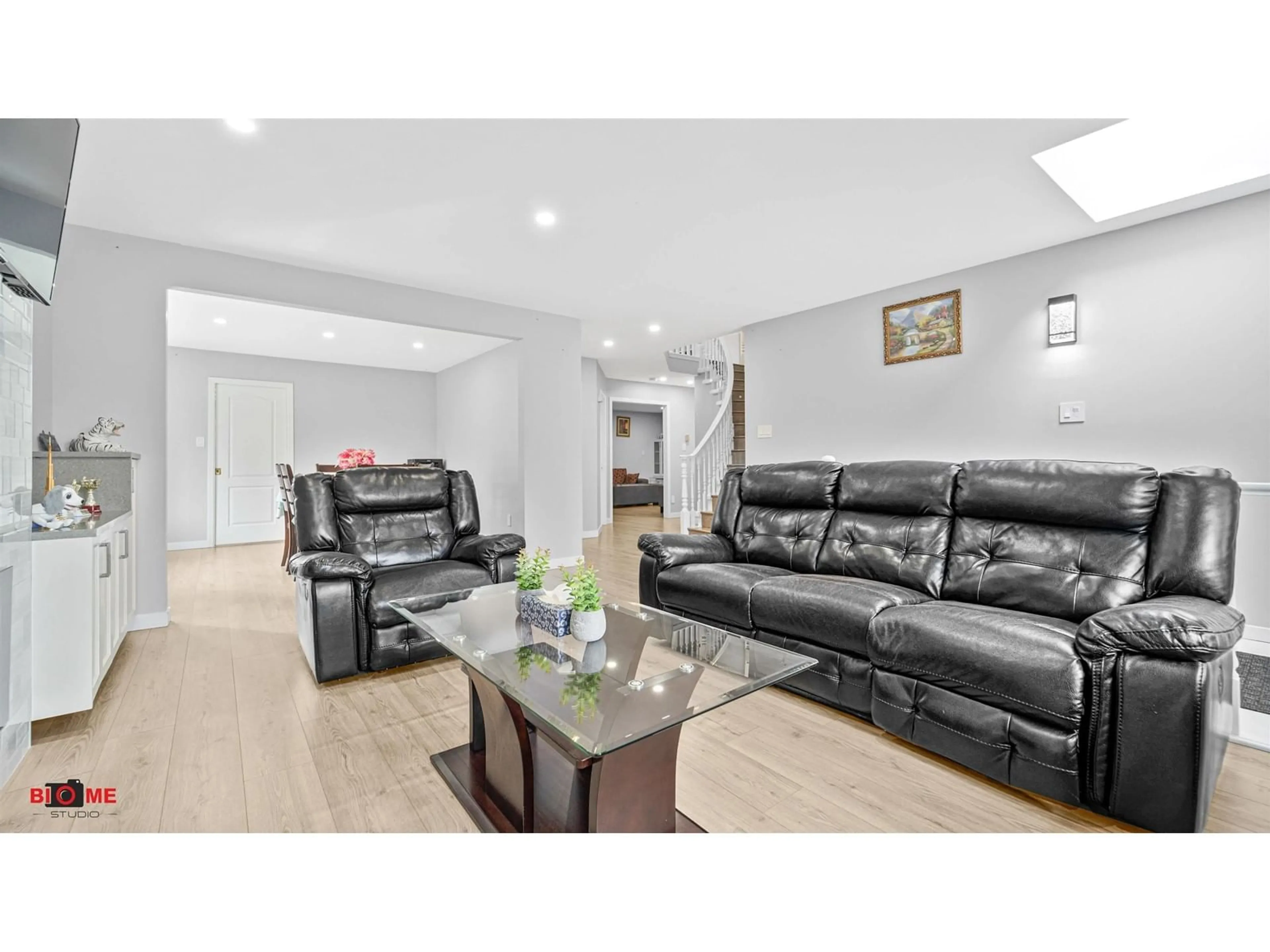 Living room with furniture, unknown for 12478 69, Surrey British Columbia V3W0L7